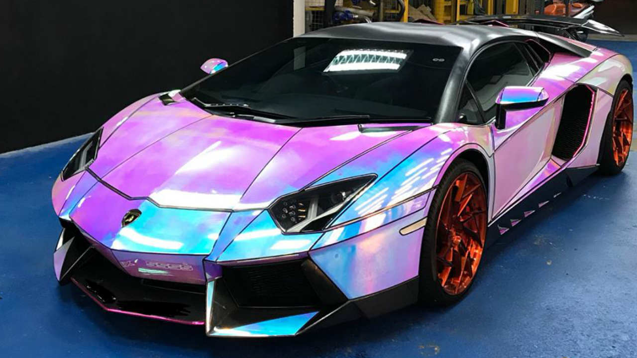 Discreto: un Lamborghini Aventador con vinilo holográfico -