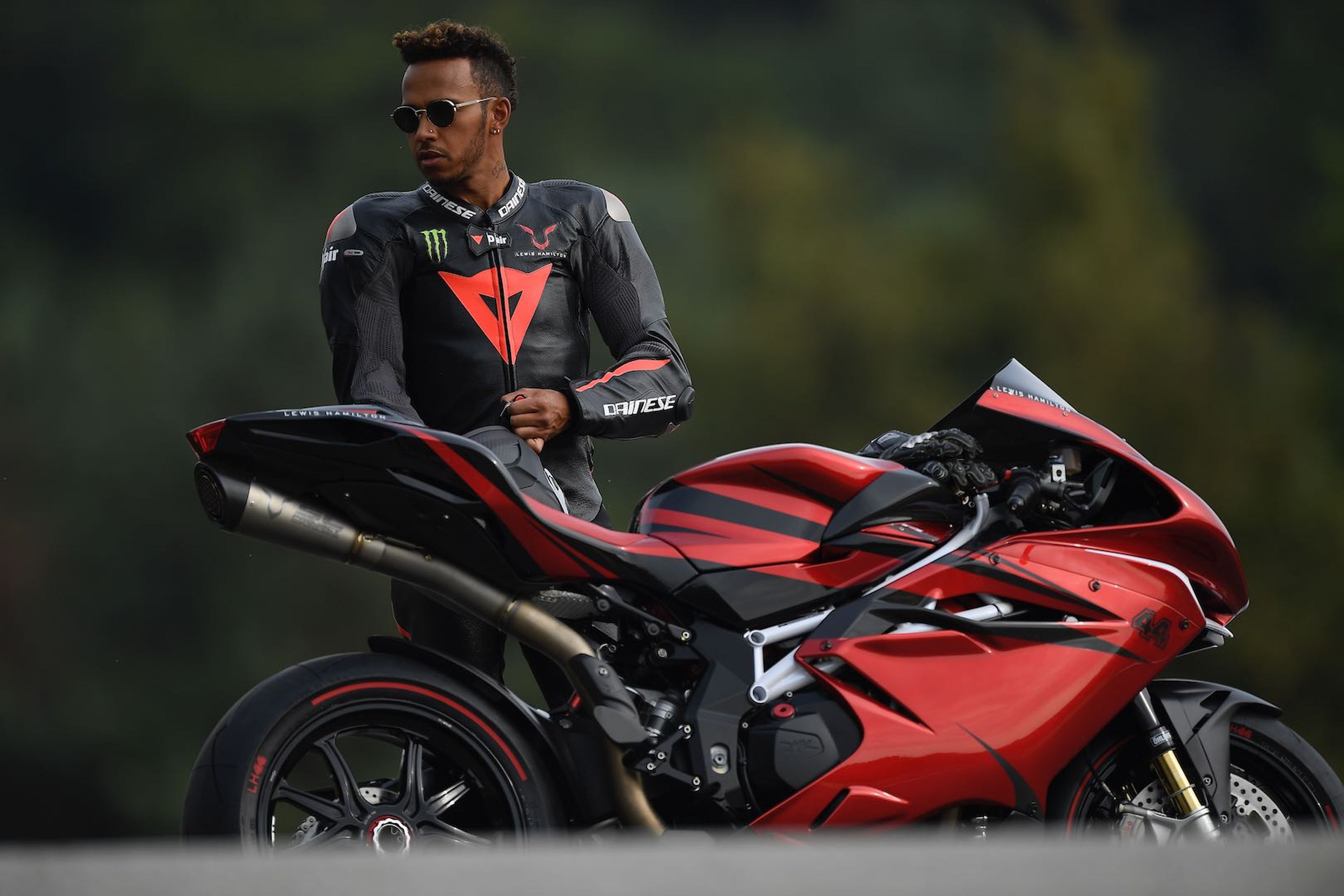 Lewis Hamilton y Cal Crutchlow se citan para montar en moto