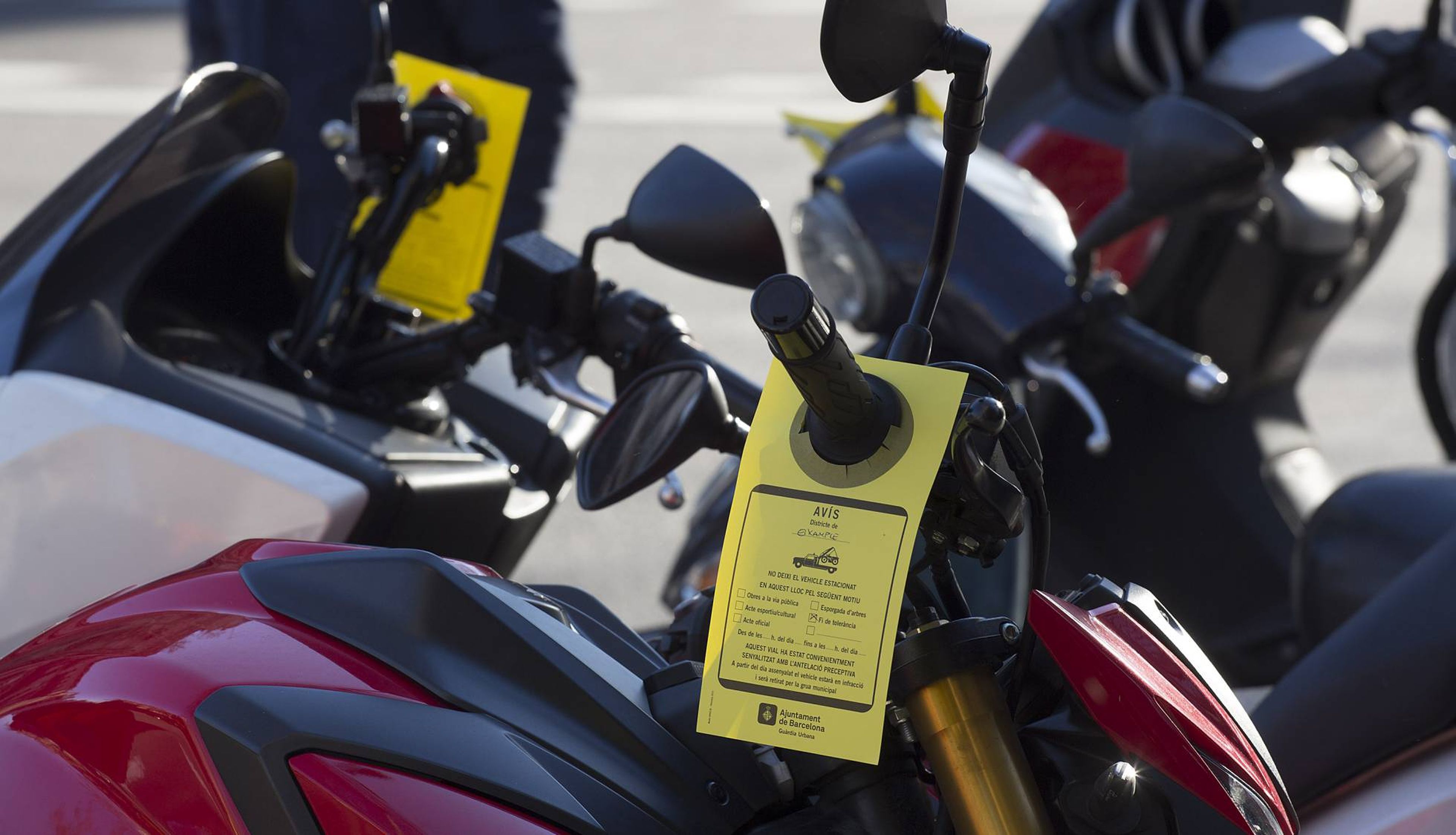 Las motos mal aparcadas en Barcelona corren peligro