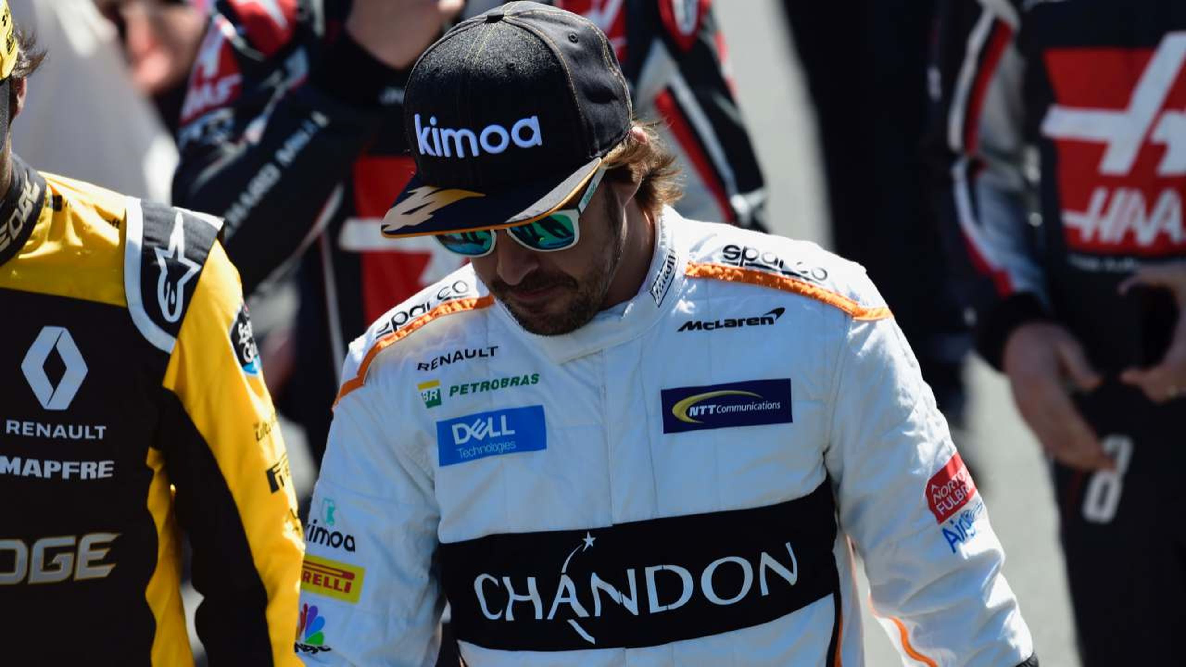 Fernando Alonso, en el paddock de Australia