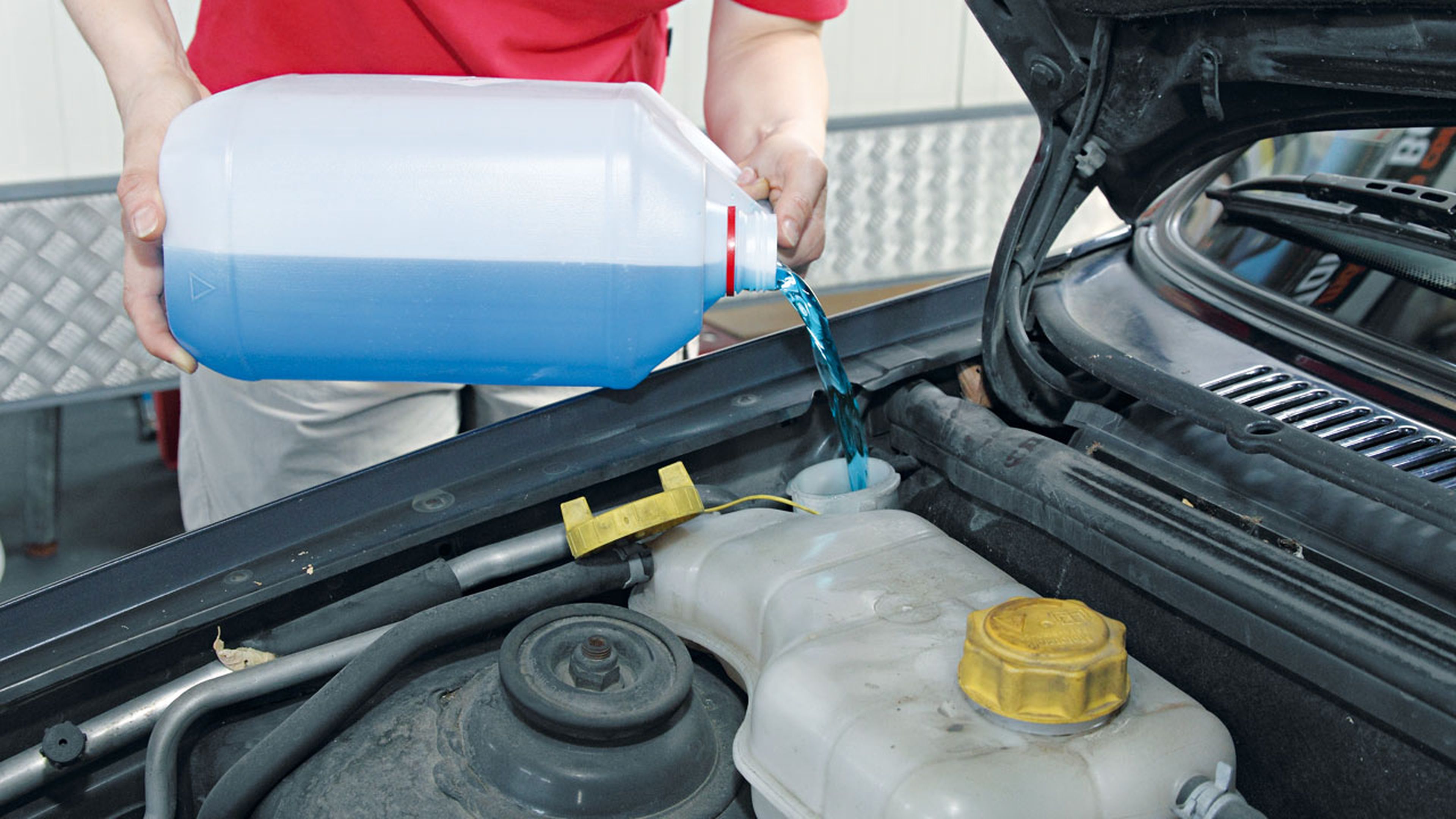 Cómo cambiar el líquido refrigerante del coche