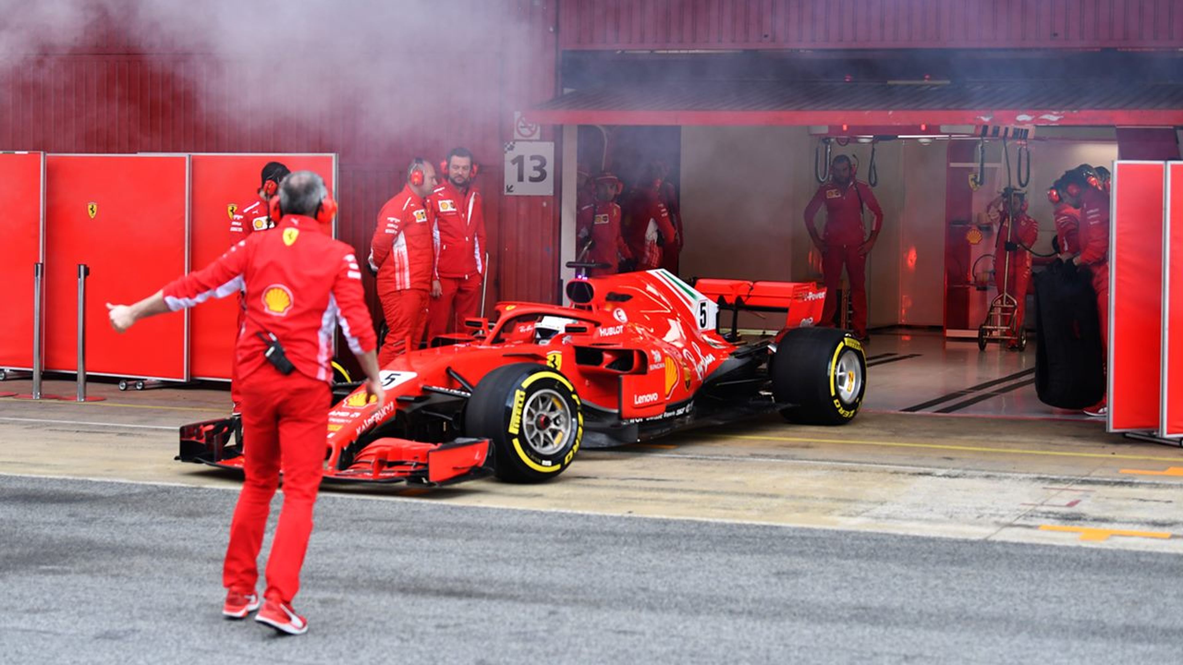 Sebastian Vettel en el pit lane