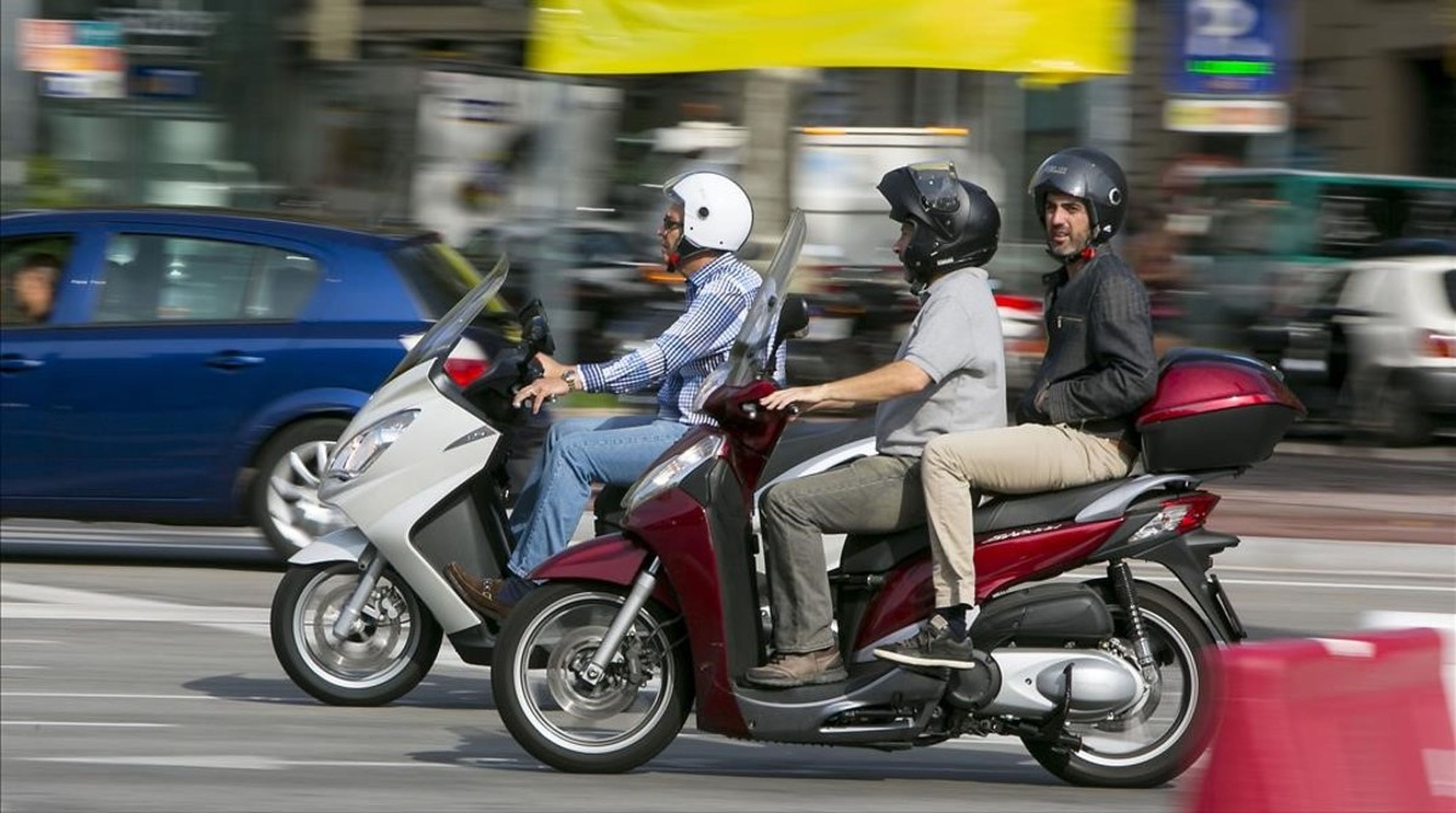 Barcelona restringirá la circulación de las motos más contaminantes