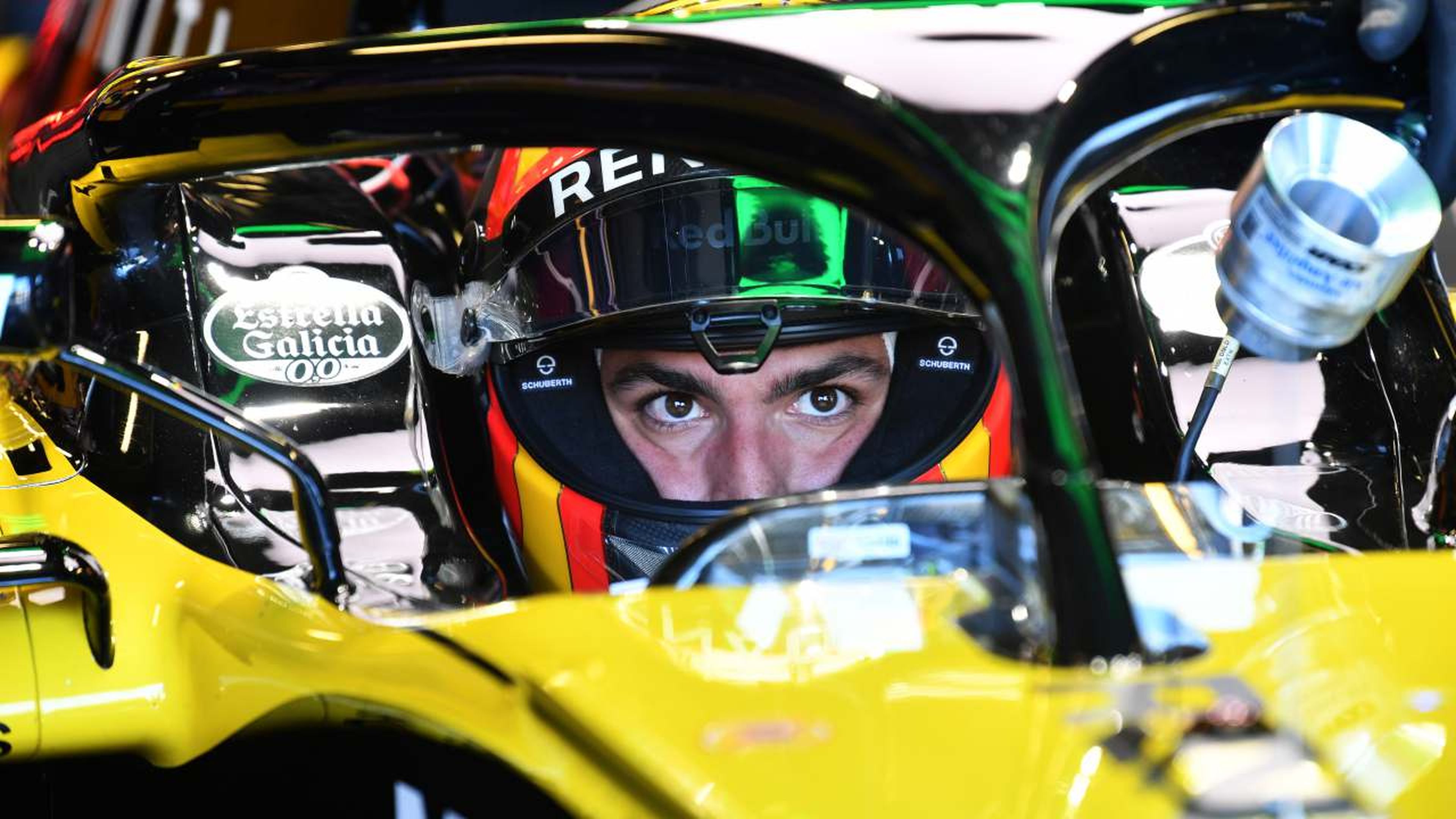 Carlos Sainz en el box de Renault