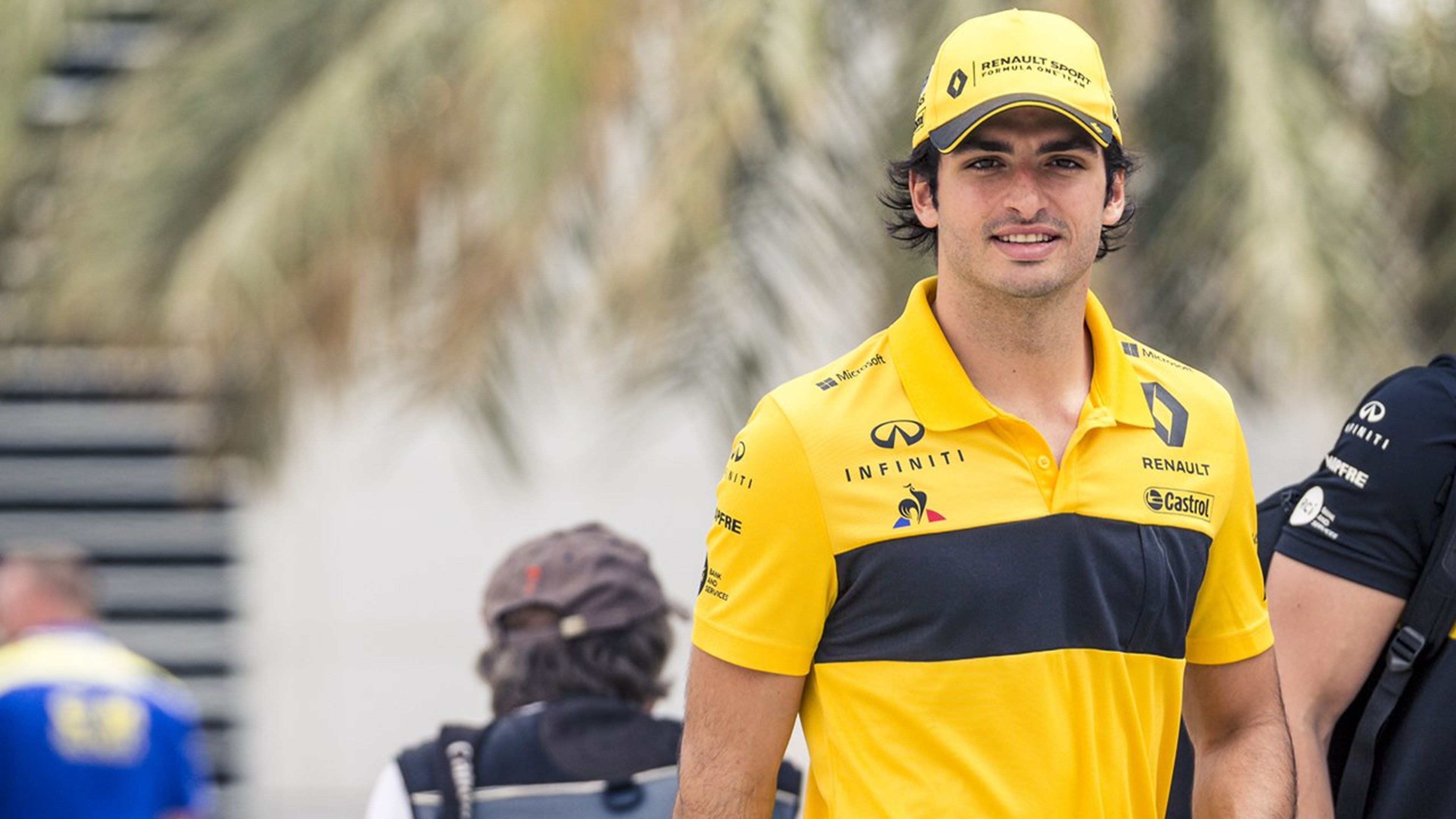 Carlos Sainz en el paddock de Bahréin