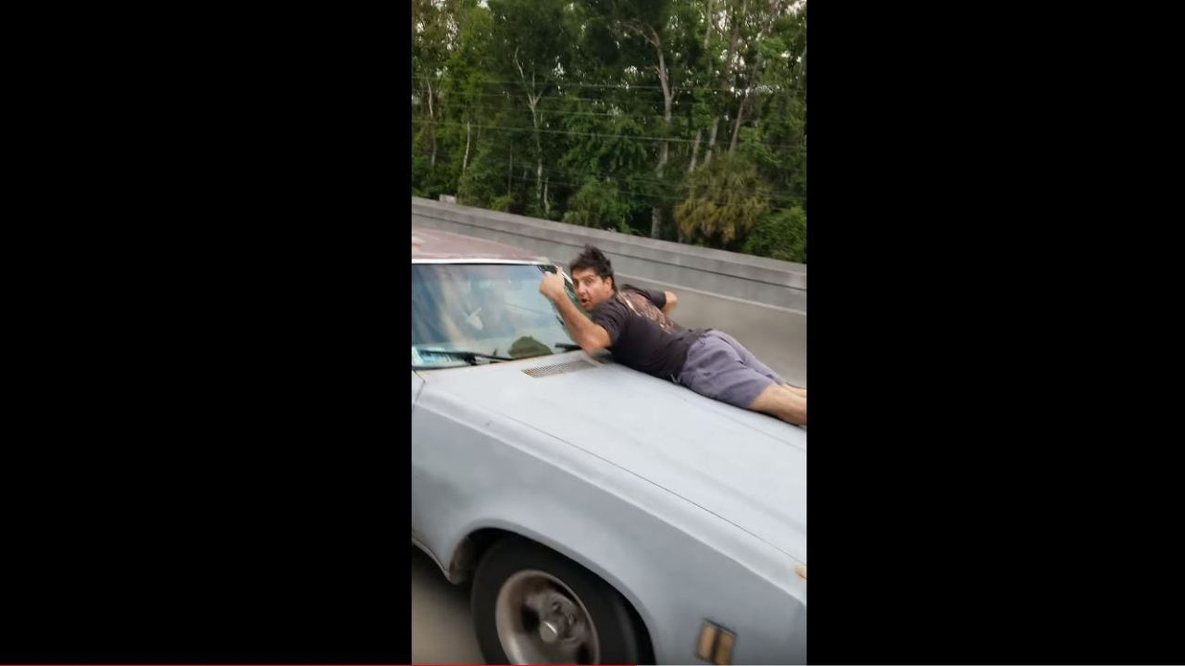 hombre evitar robo capo su coche