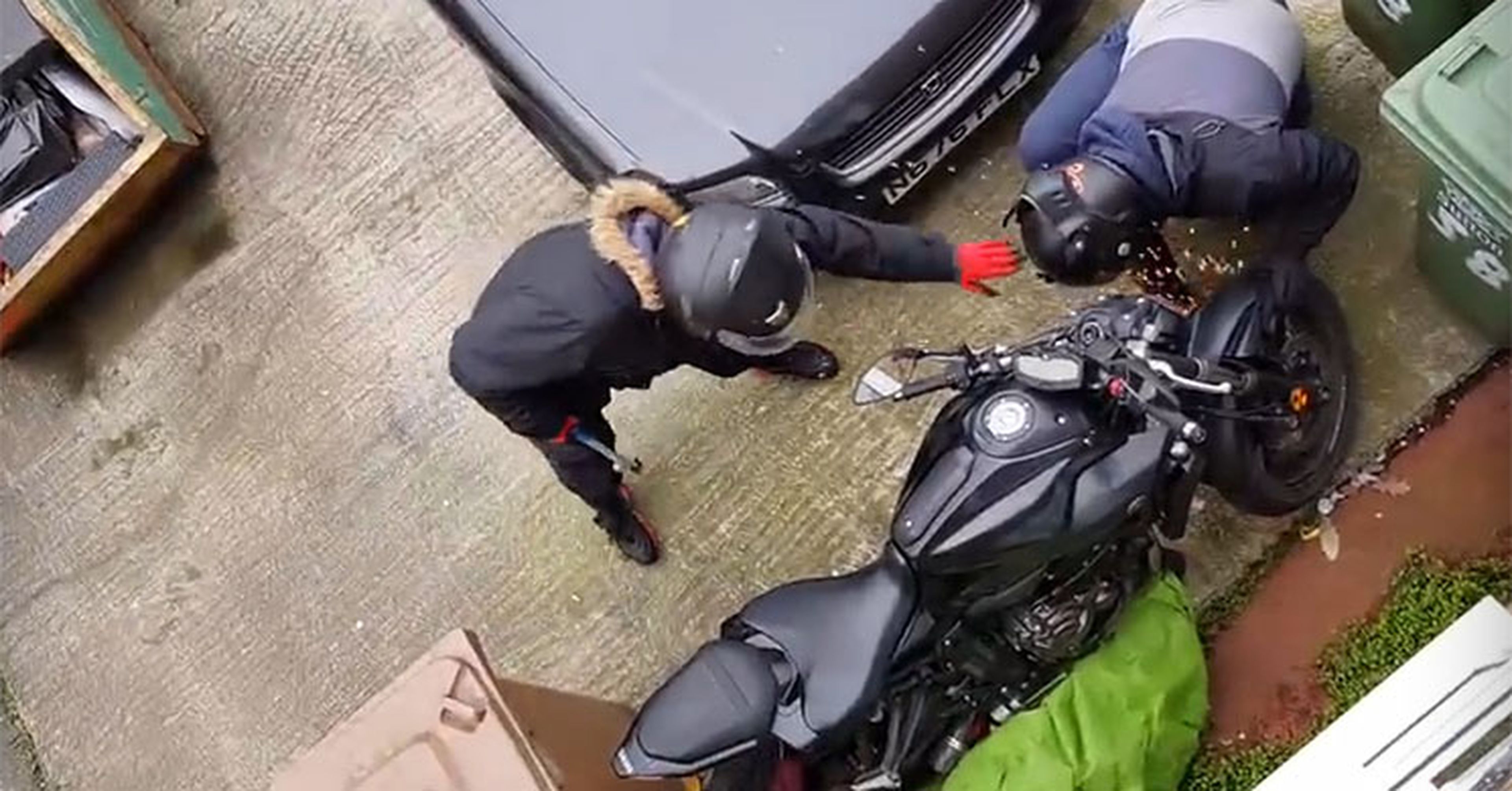 Intentan robar una moto en la cara de su dueño