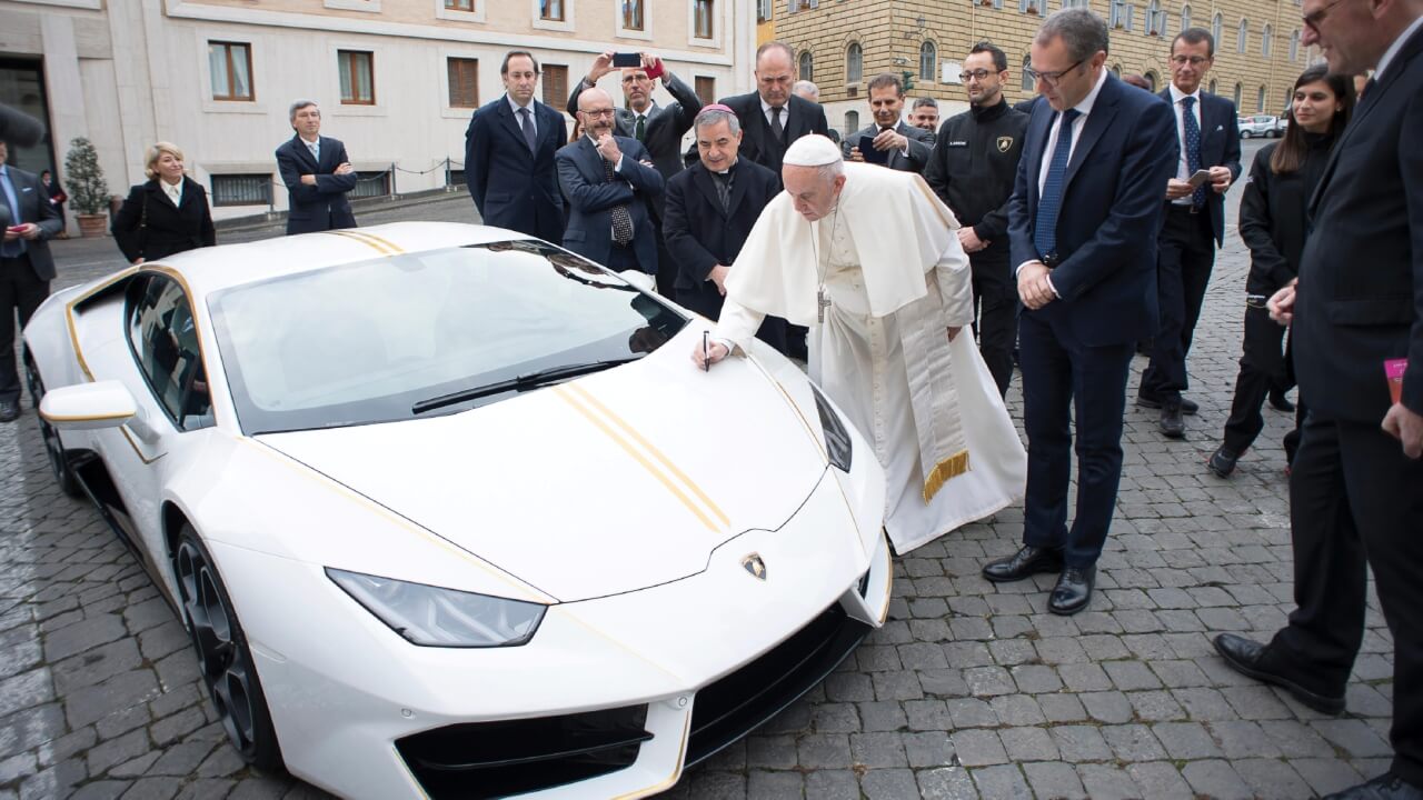 Vendido por  euros el Lamborghini Huracán RWD del Papa Francisco --  