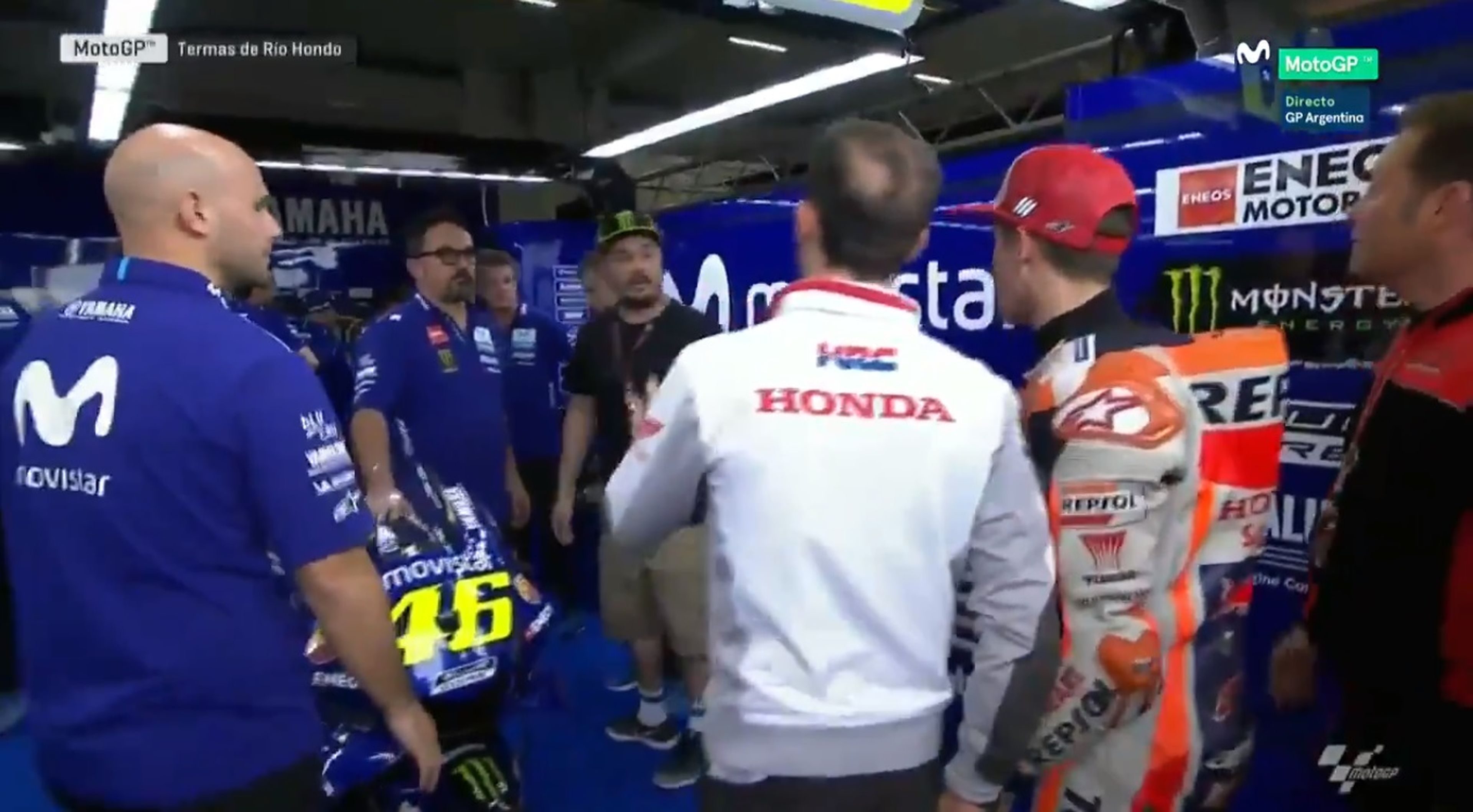 Márquez va a pedir perdón a Rossi y le echan del box