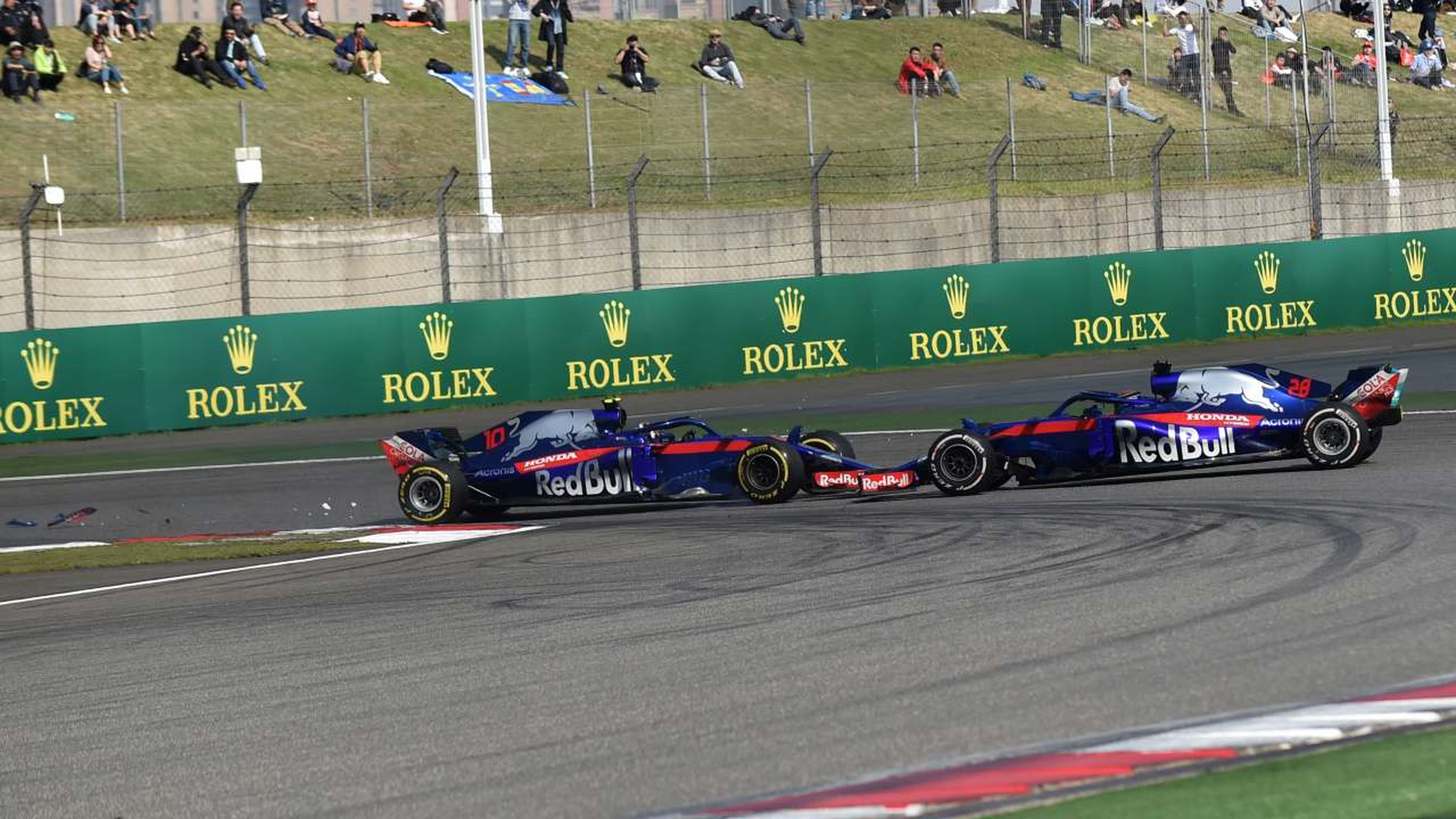 Toque entre los Toro Rosso en China