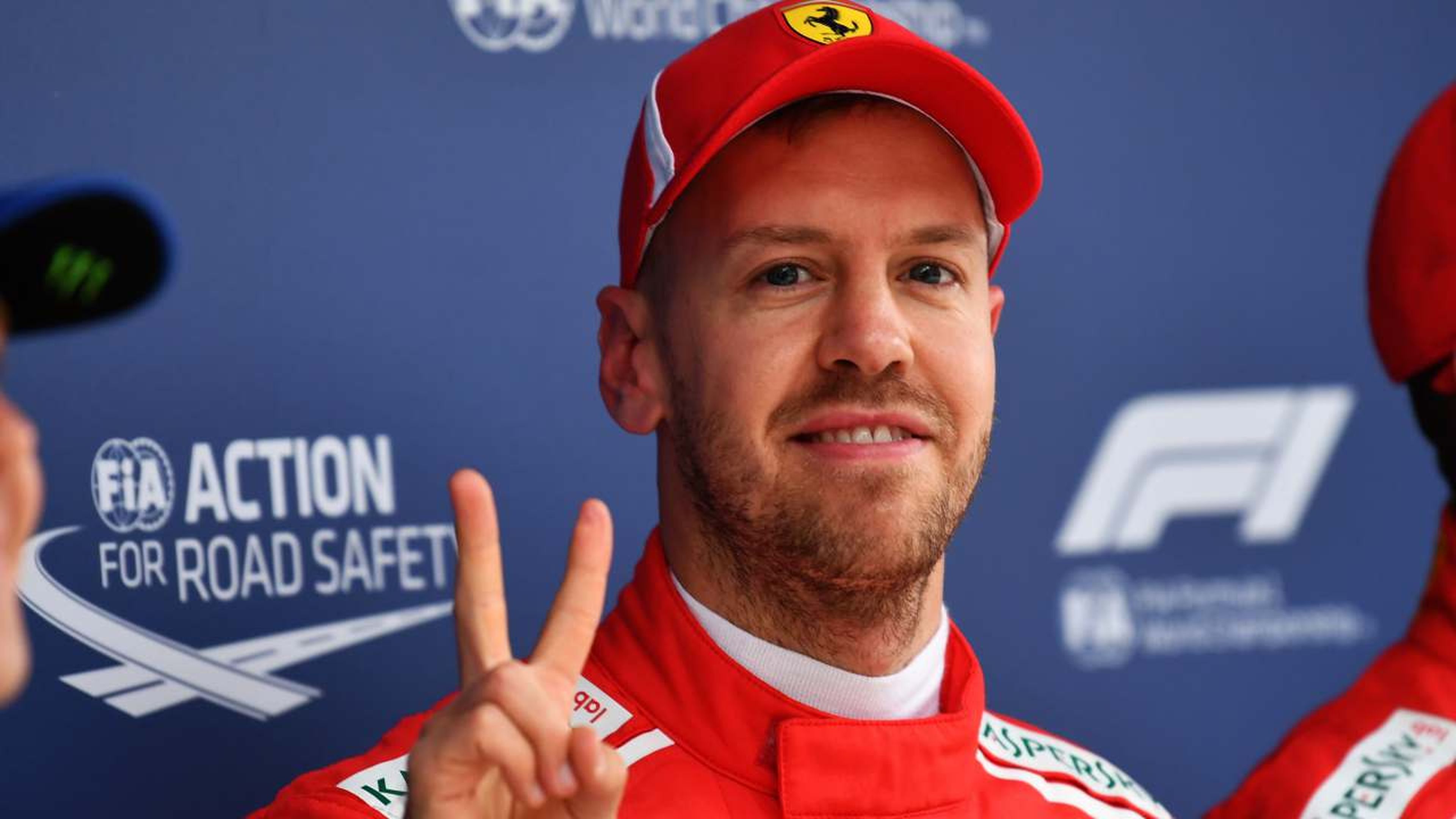 Vettel consigue la pole en China