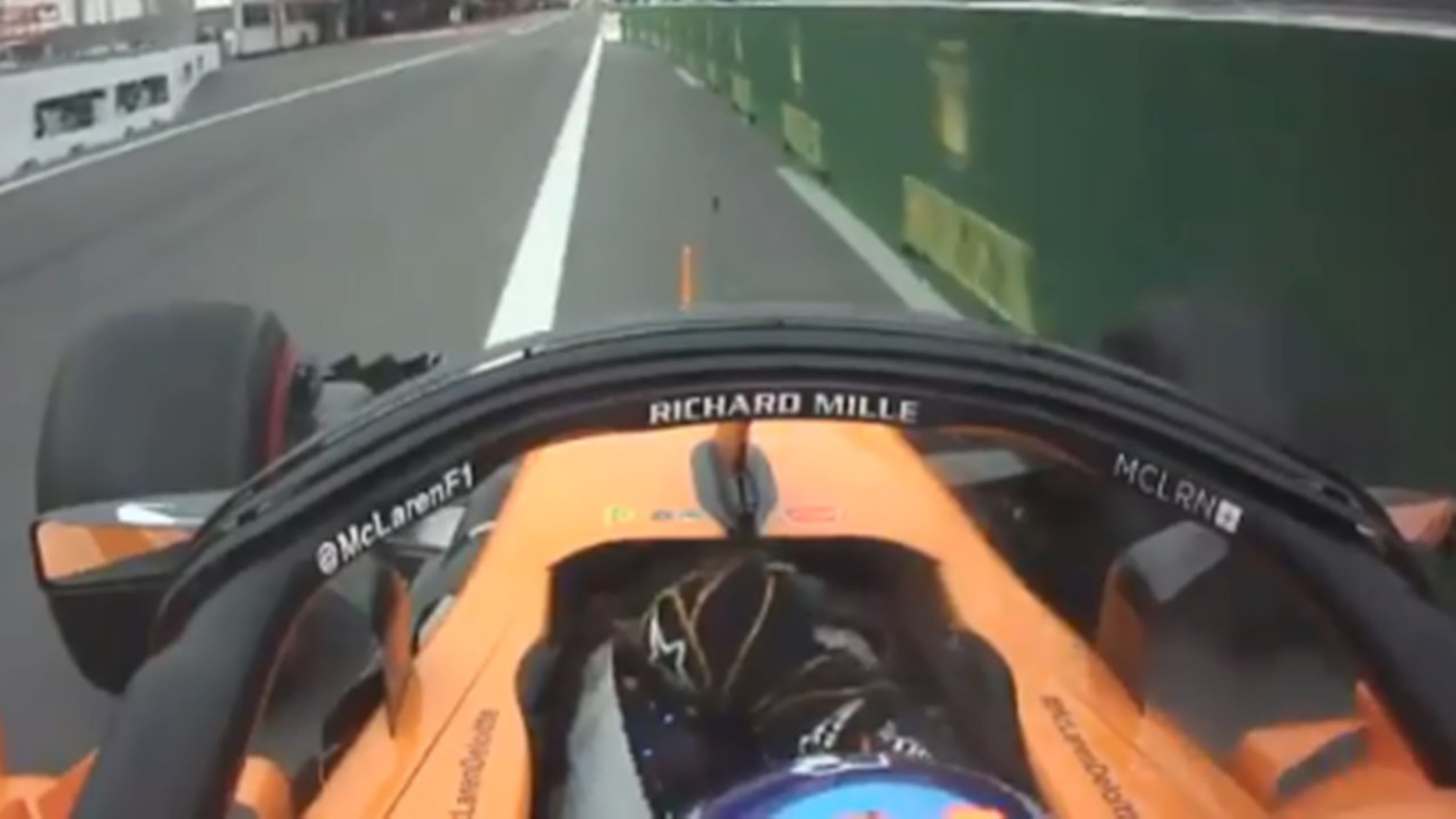 Alonso, en el pitlane de Baku