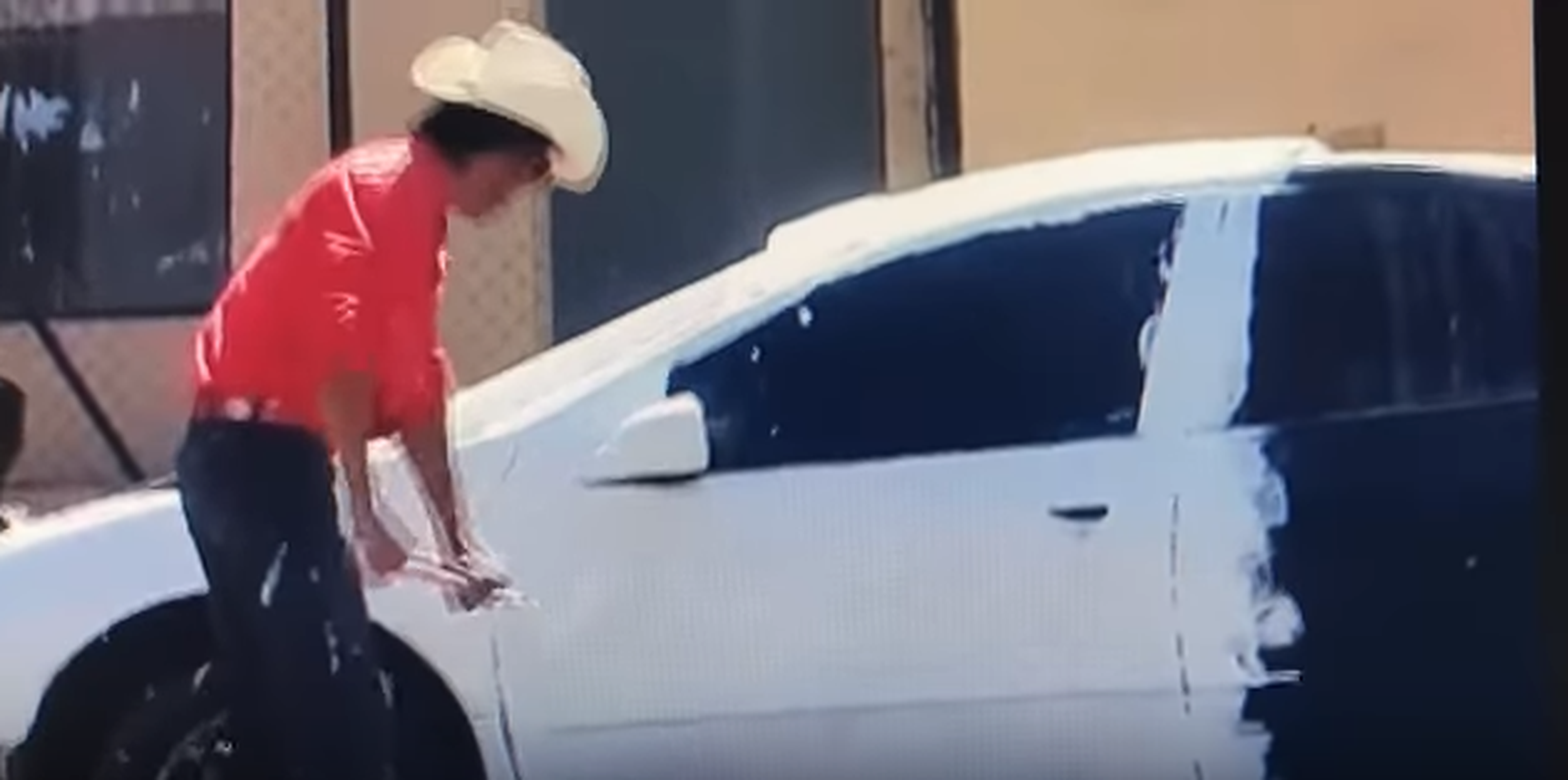 VÍDEO: Pintan coches... con brocha gorda