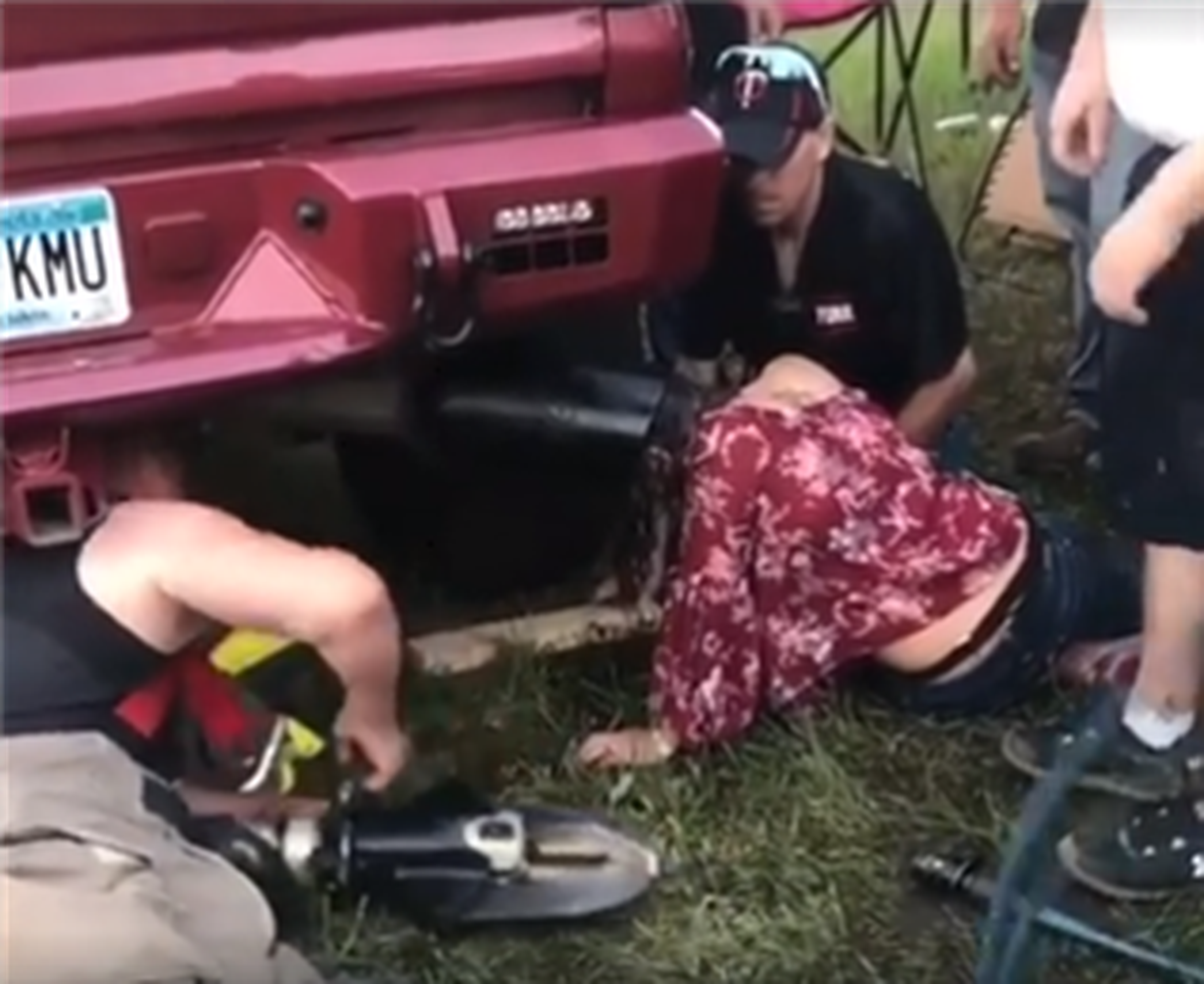 A una adolescente se le queda atrapada la cabeza en el escape de un camión tras un festival de música
