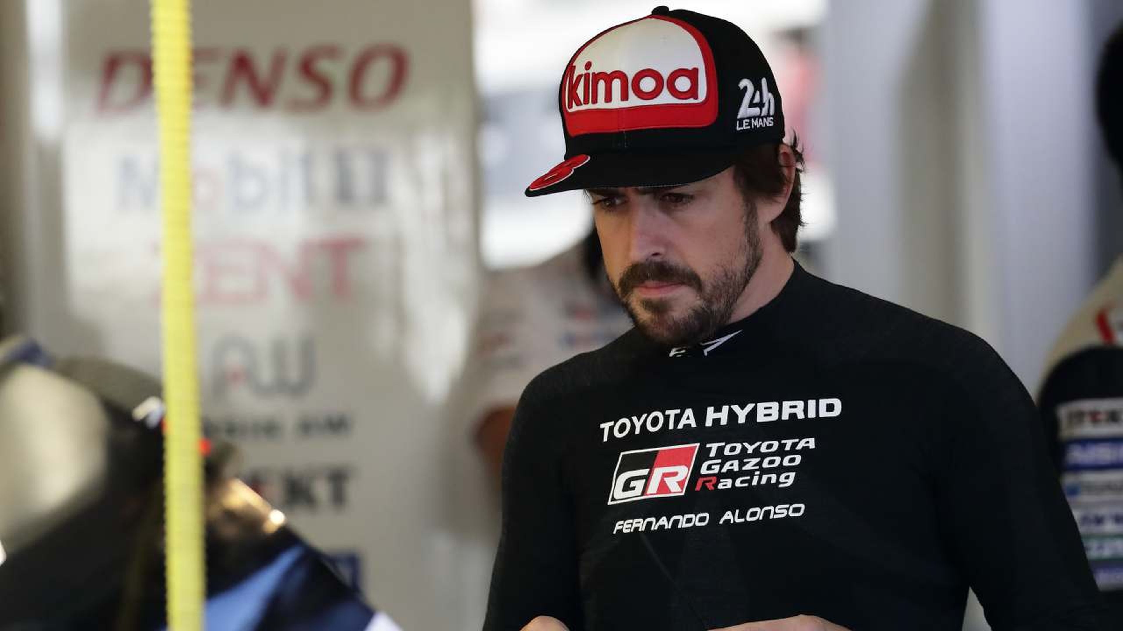Alonso en el box de Toyota