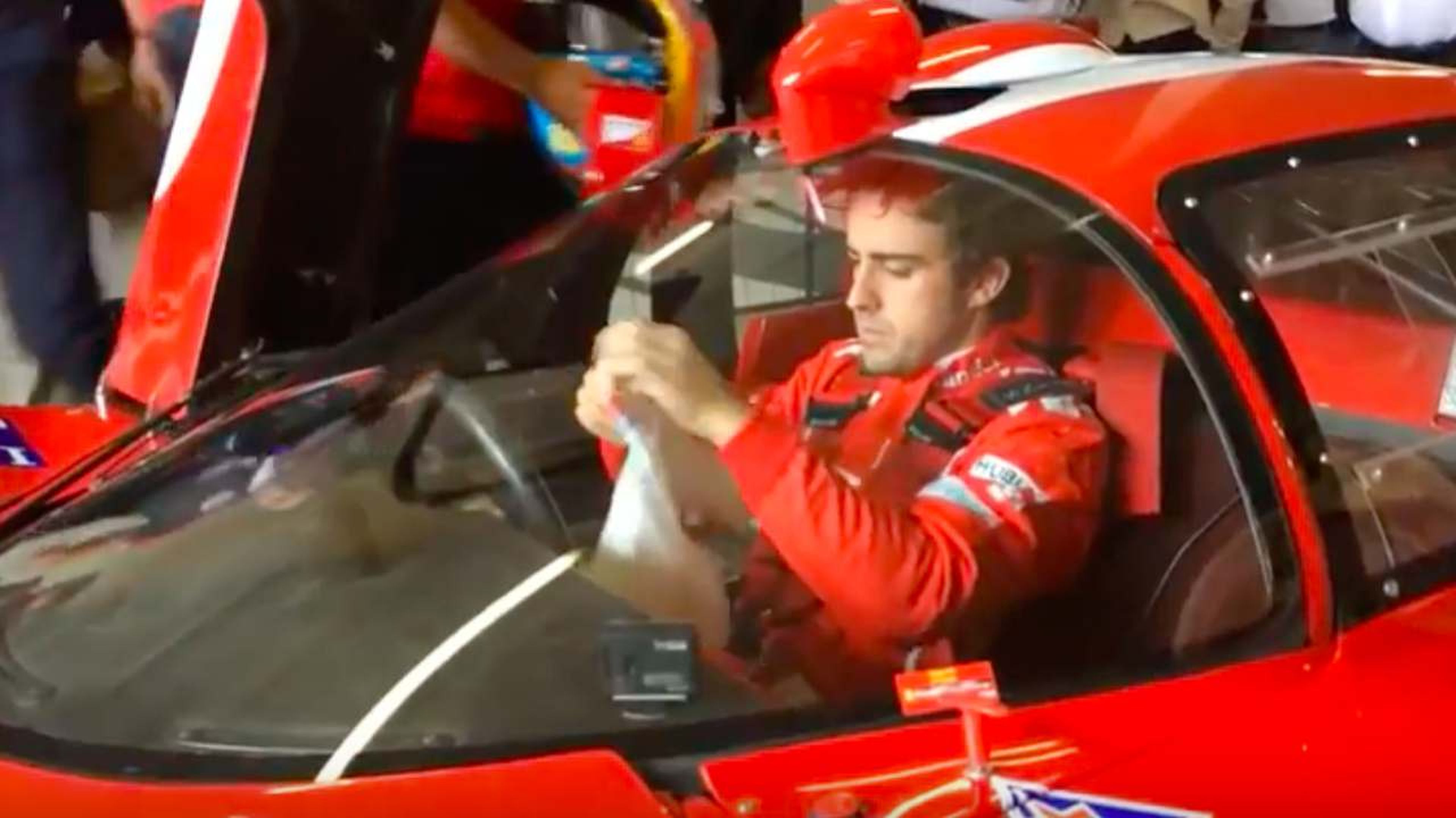 Alonso en un Ferrari histórico en Le Mans