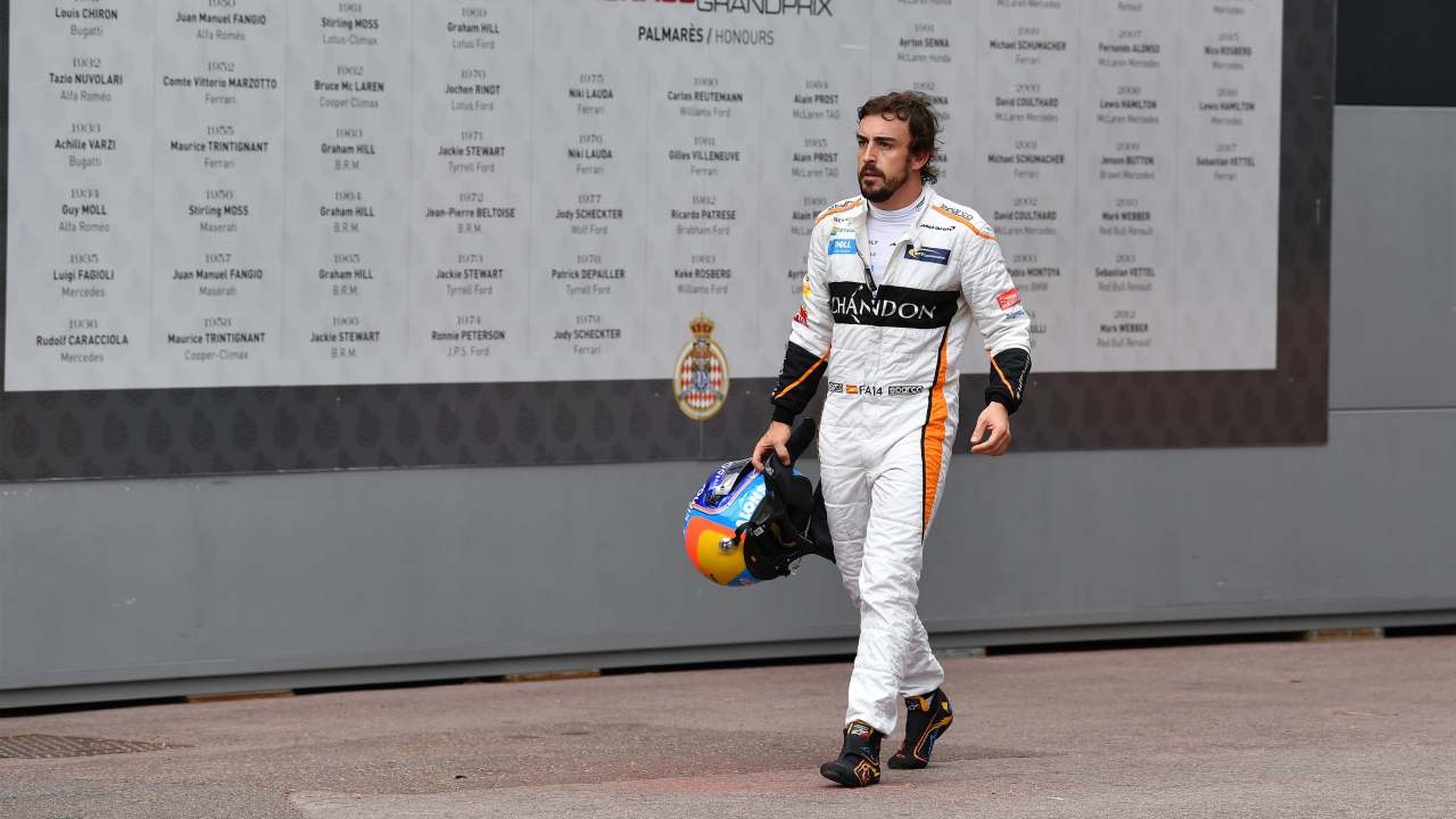 Alonso, en el paddock de Mónaco