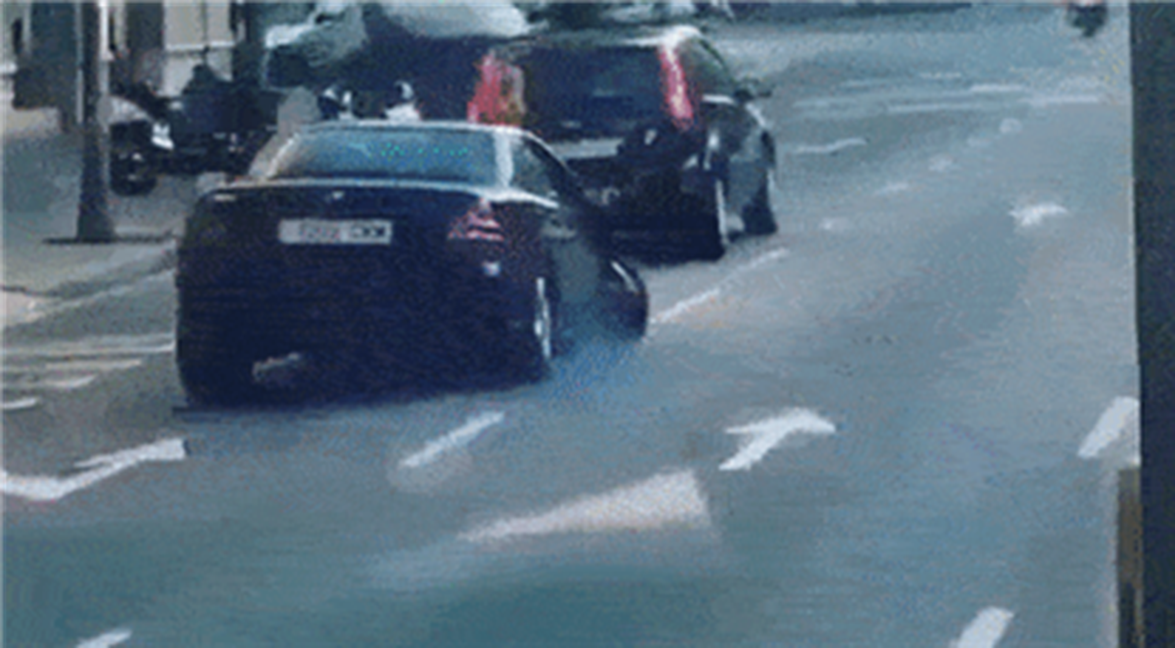 Circula por Barcelona con el Mercedes completamente destrozado