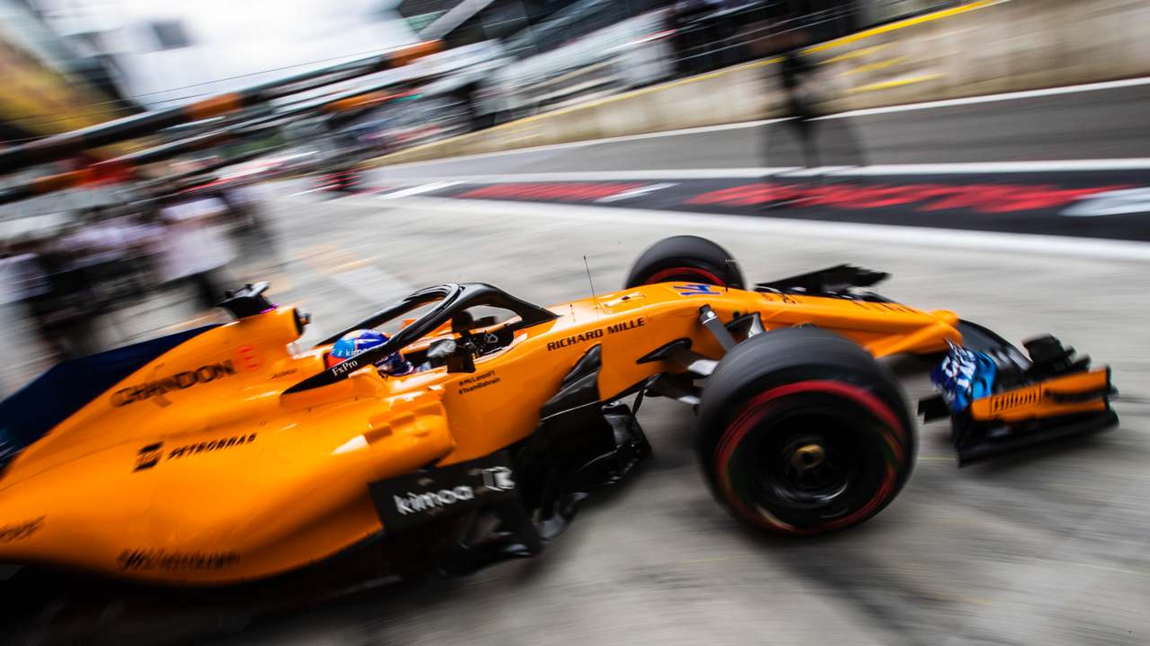 Fernando Alonso en el pit-lane de Austria