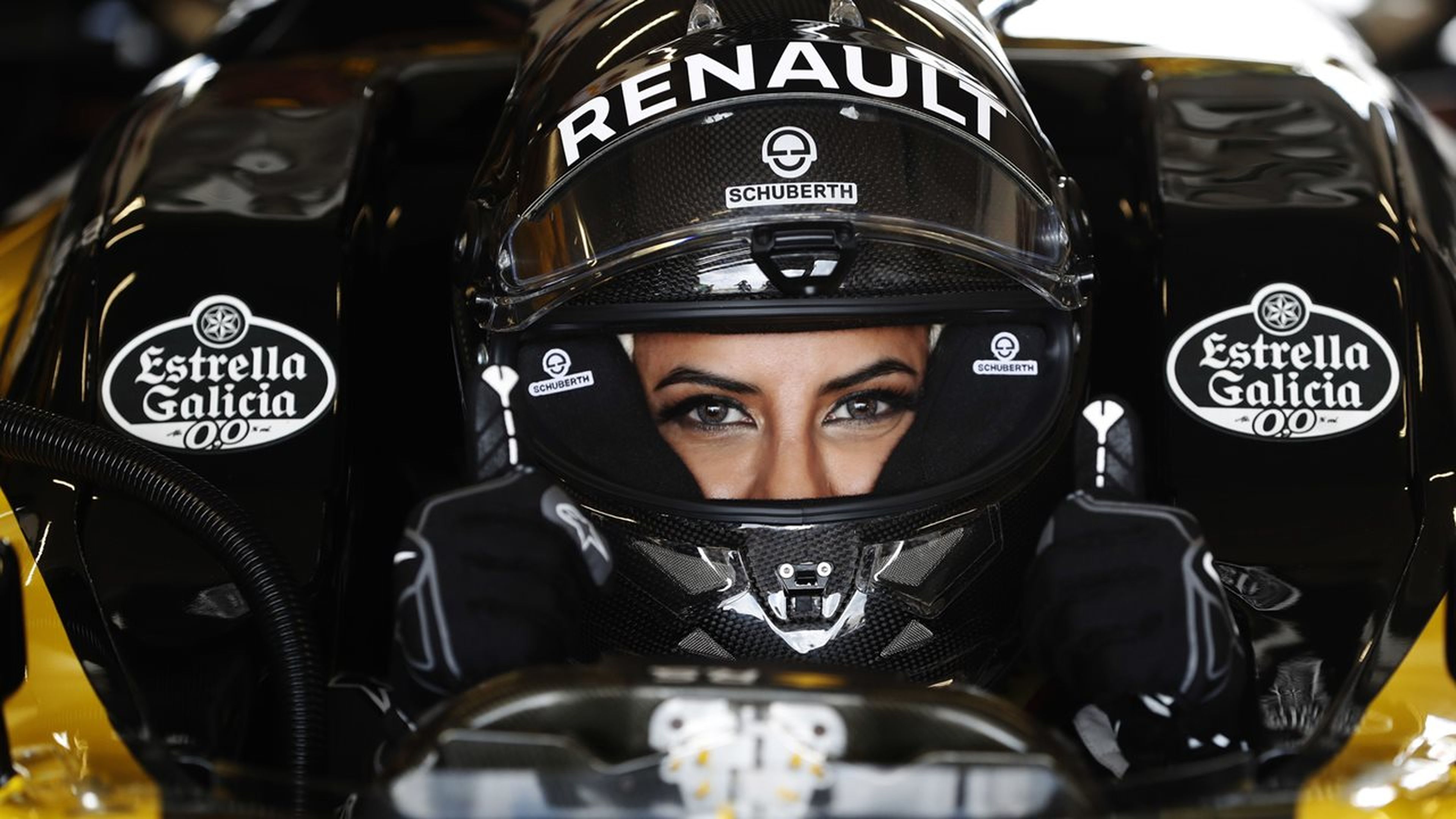 Mujer saudí prueba un F1