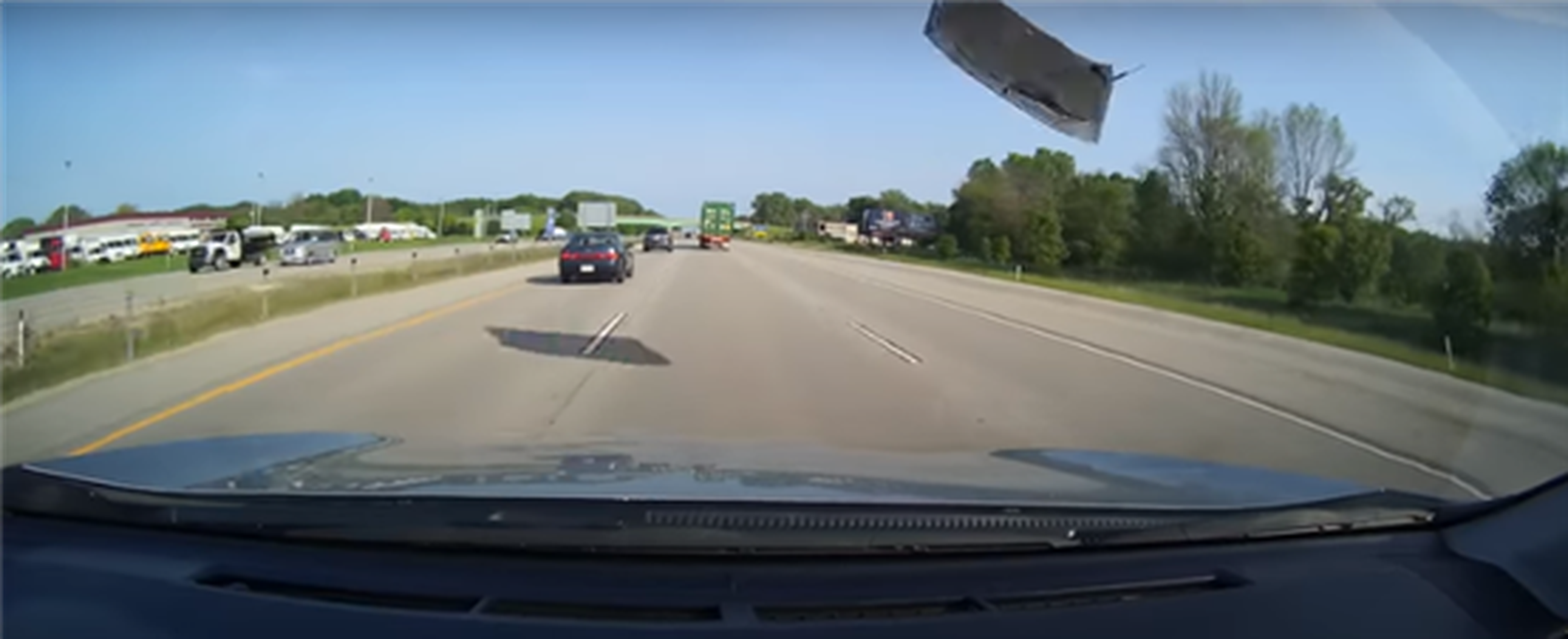 VÍDEO: El capó de un Toyota Camry sale volando y casi golpea a varios coches