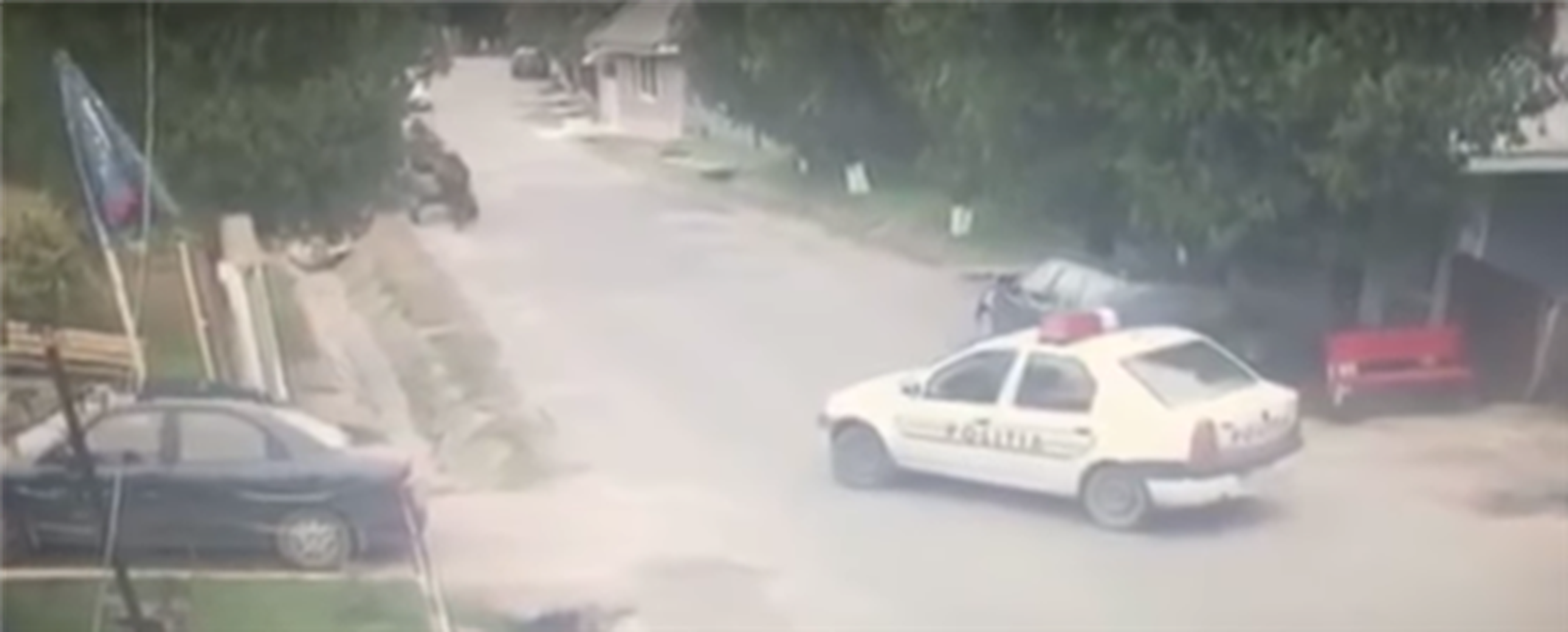 VÍDEO: un policía olvida poner el freno de mano y el coche termina en una zanja