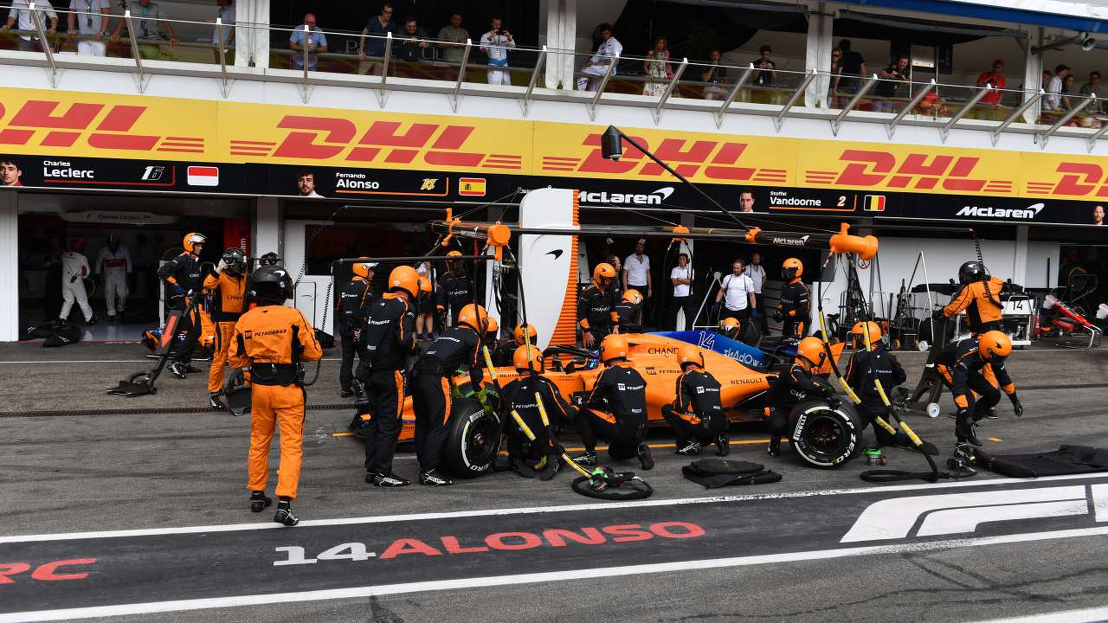 Alonso en boxes en Alemania