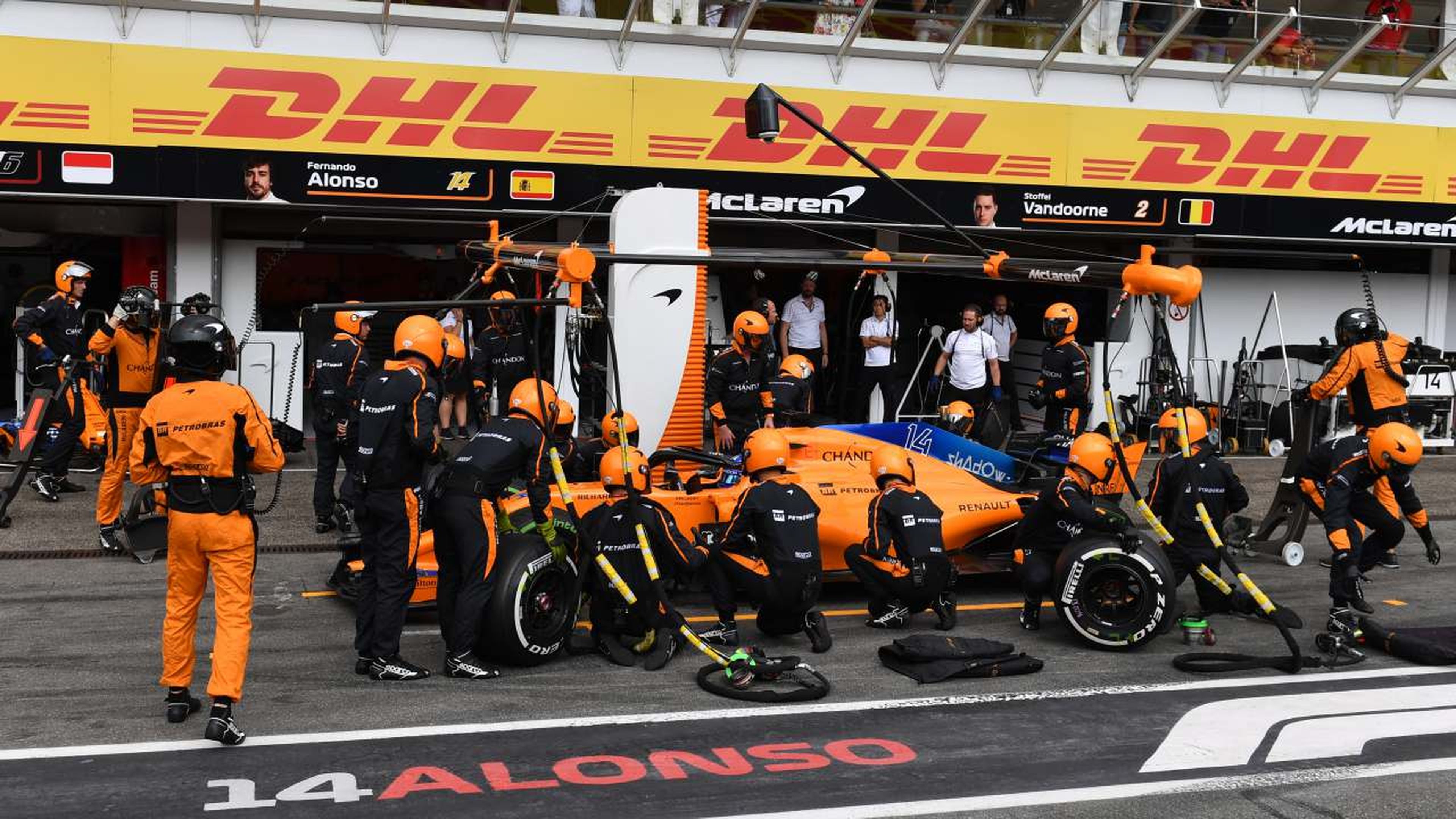 Alonso en el pit-lane