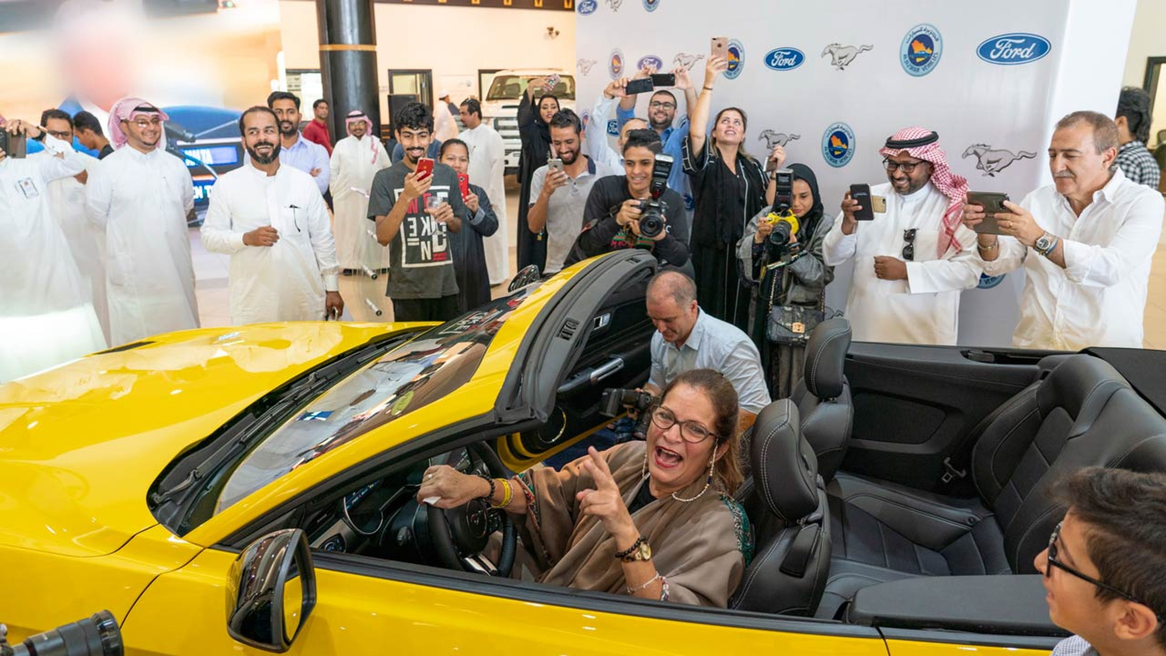 Ford regala un Mustang a activista saudi