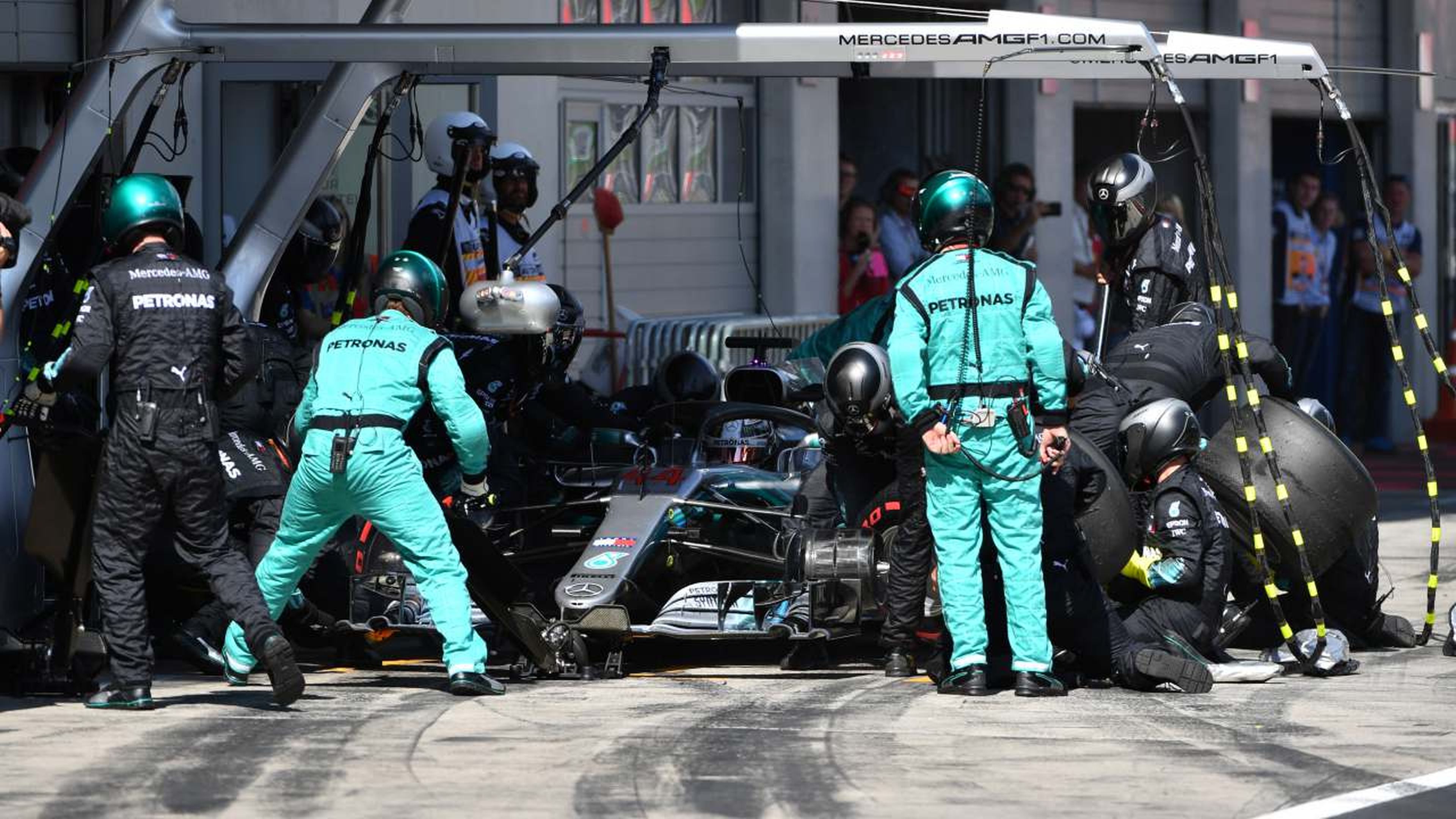 Hamilton en boxes en Austria