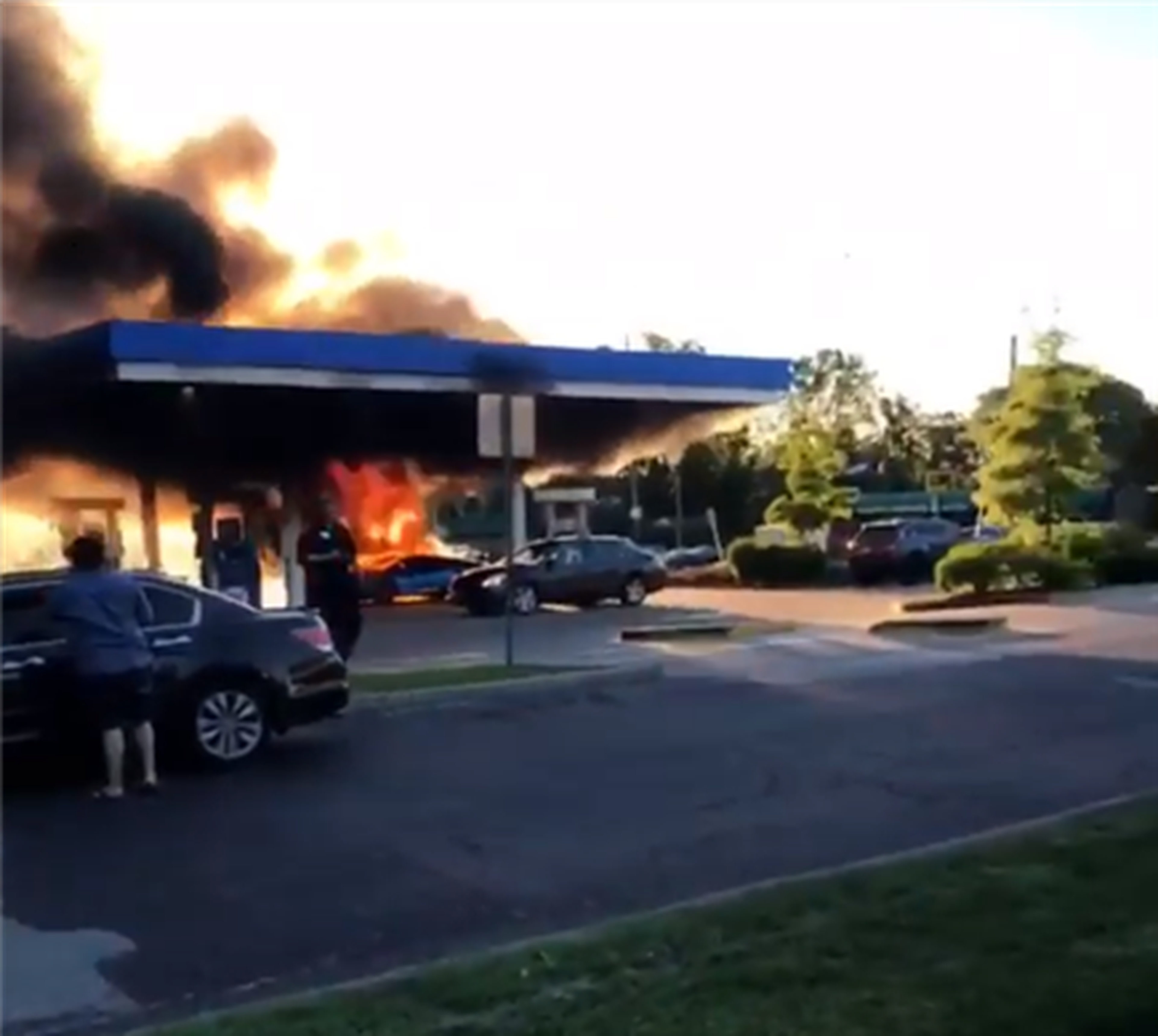 Un Lamborghini Huracan Performante sale ardiendo en una gasolinera