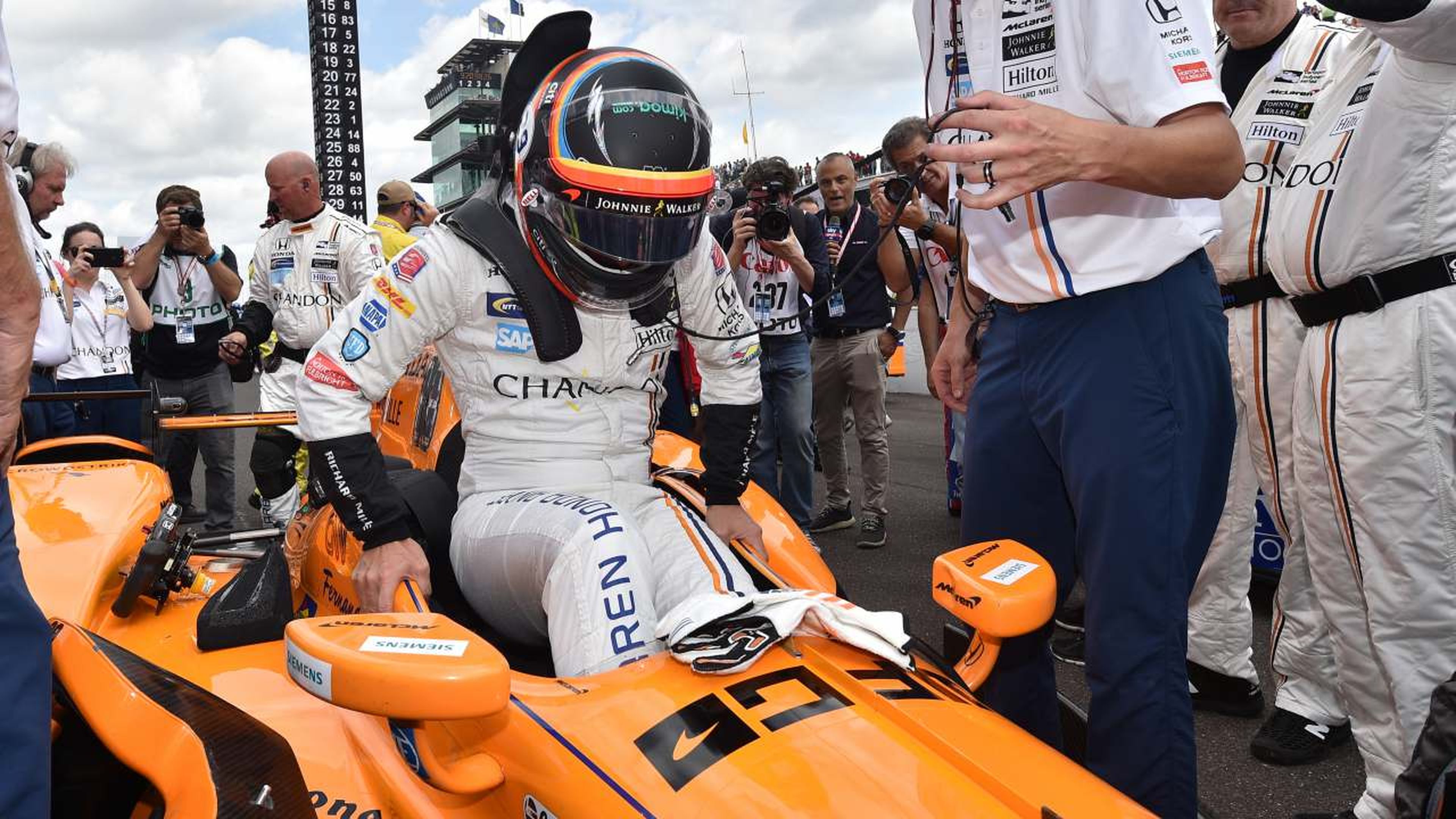 Alonso sube al coche de la Indy