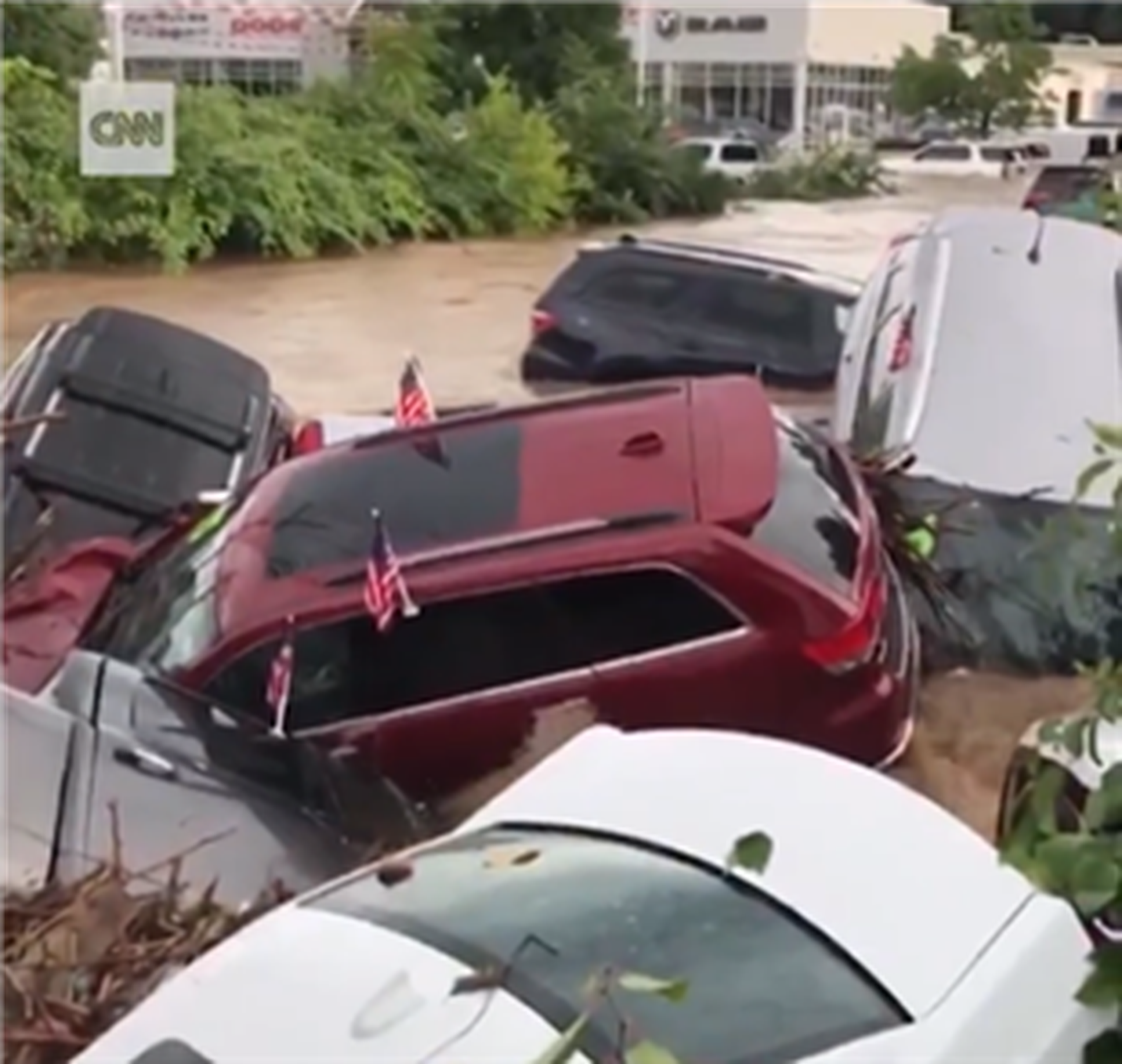 Una corriente de agua arrolla a un concesionario Dodge y se lleva por delante varios coches