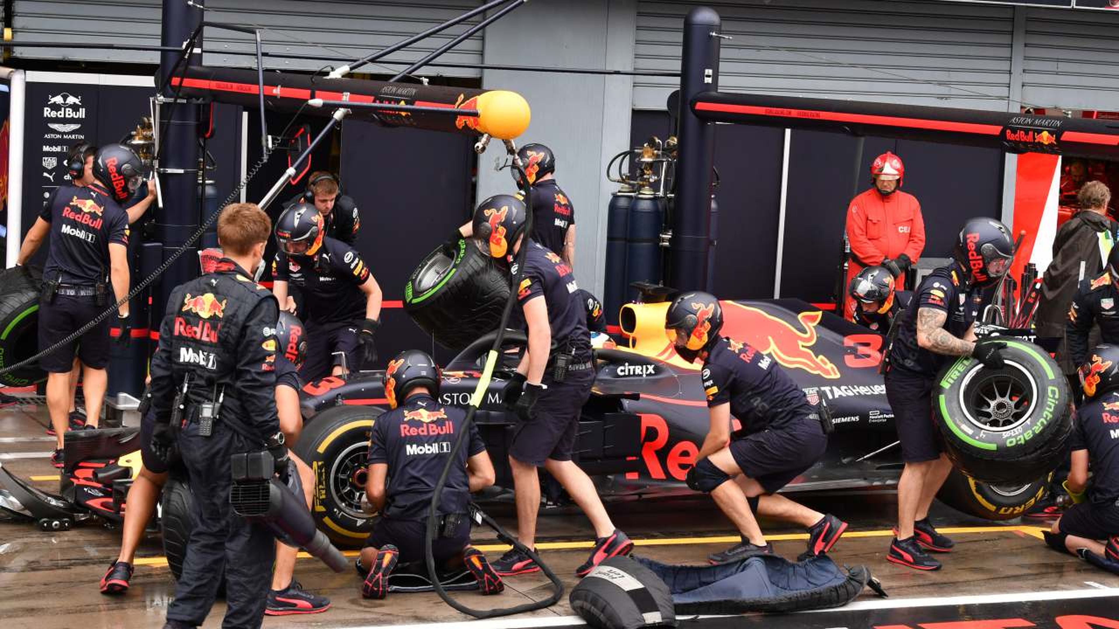 Ricciardo en los boxes de Italia