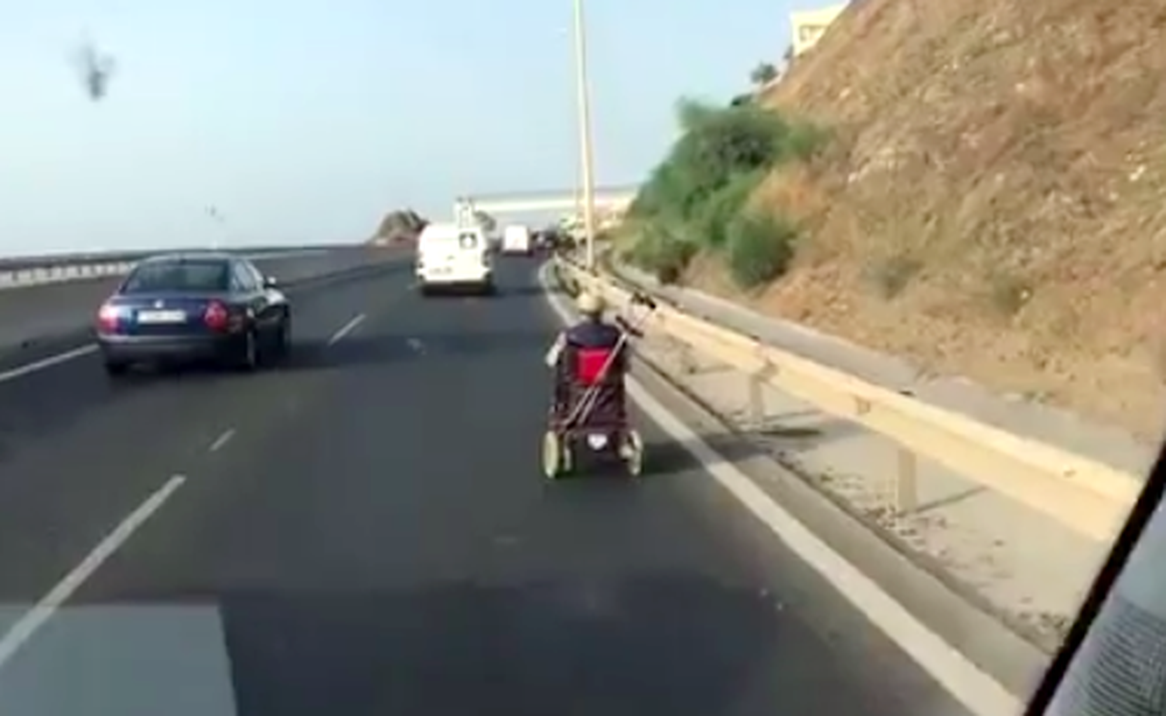 En silla de ruedas motorizada por la autopista