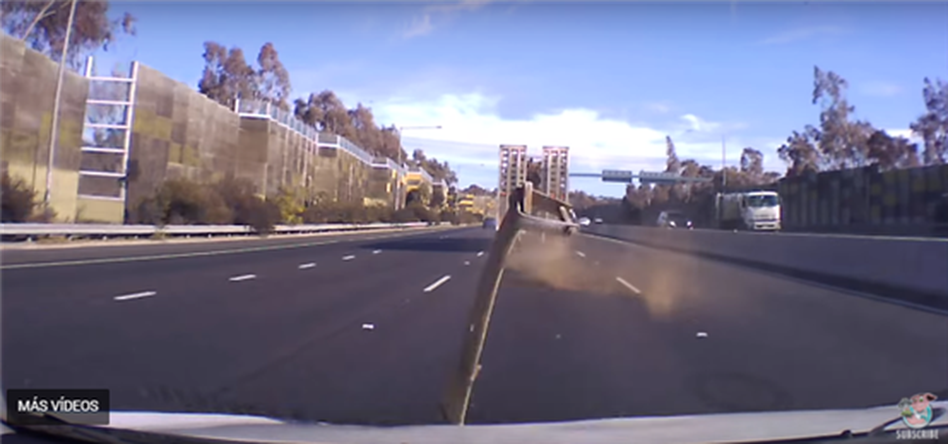 VÍDEO: Un trozo de metal se estampa contra el parabrisas de un coche en marcha