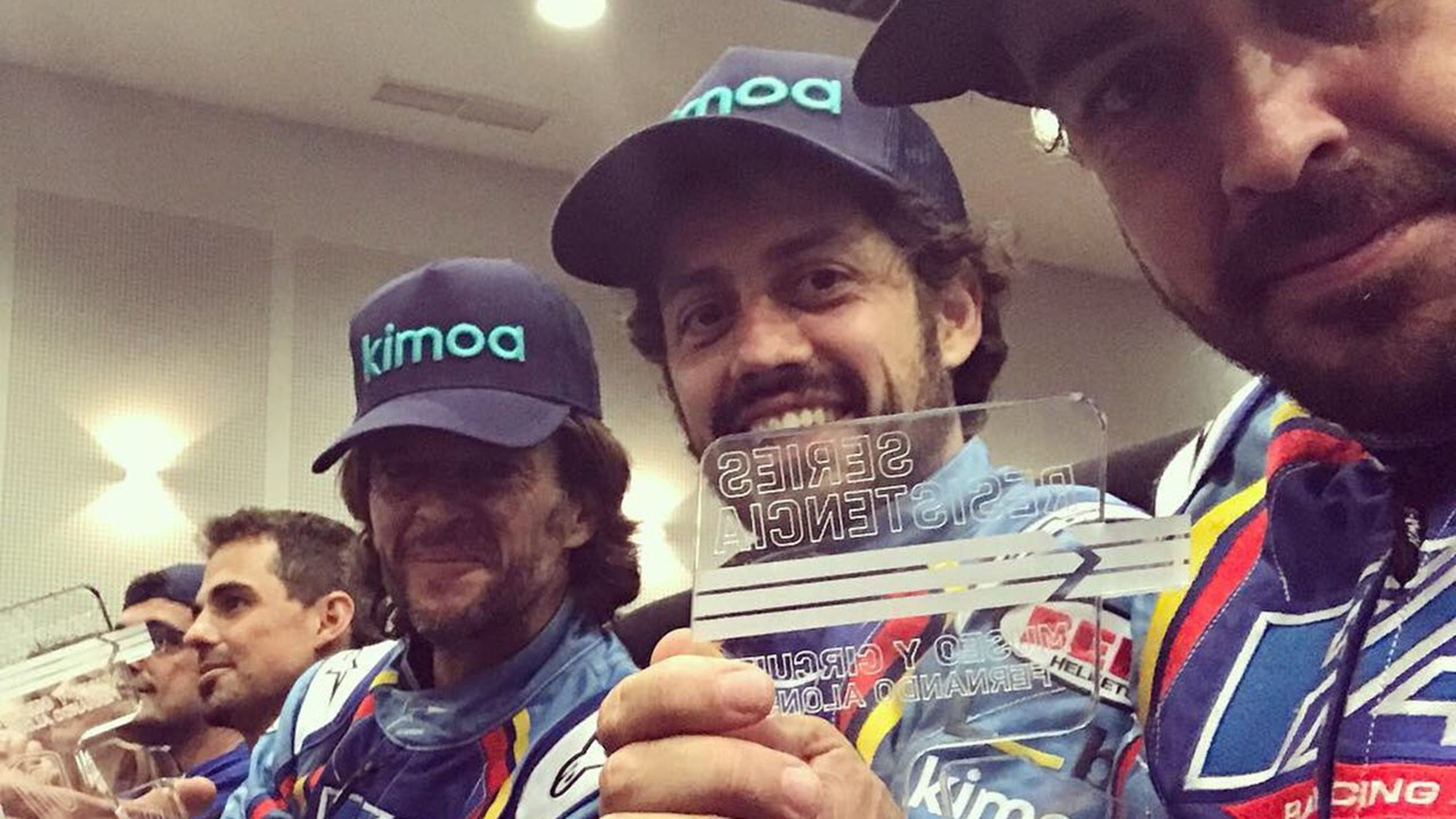 Alonso y su equipo de karting