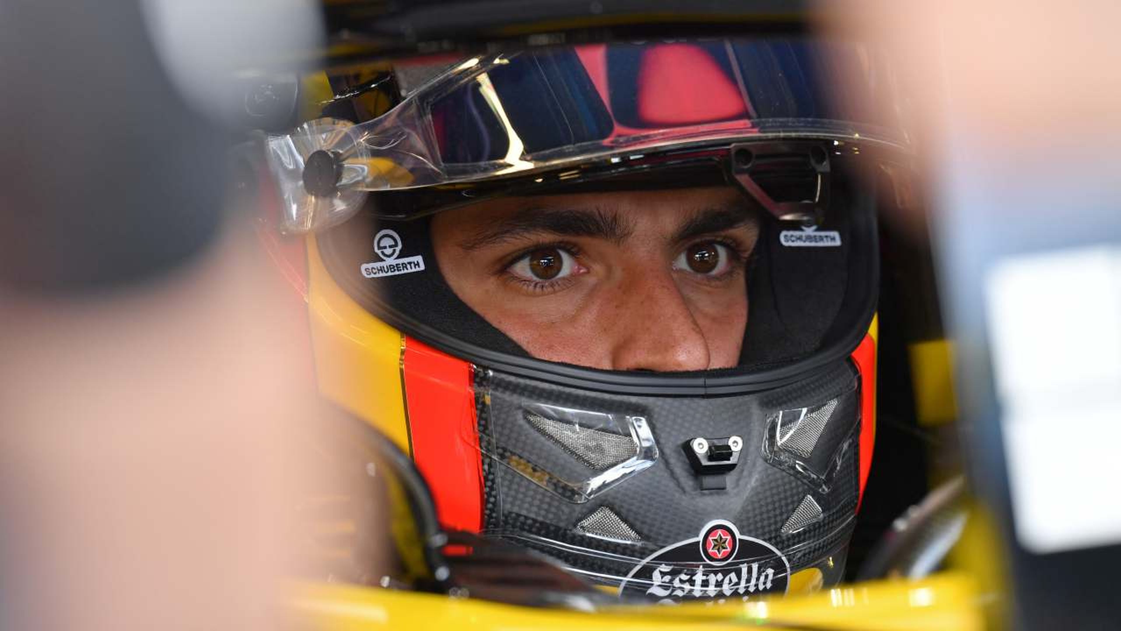 Carlos Sainz con casco
