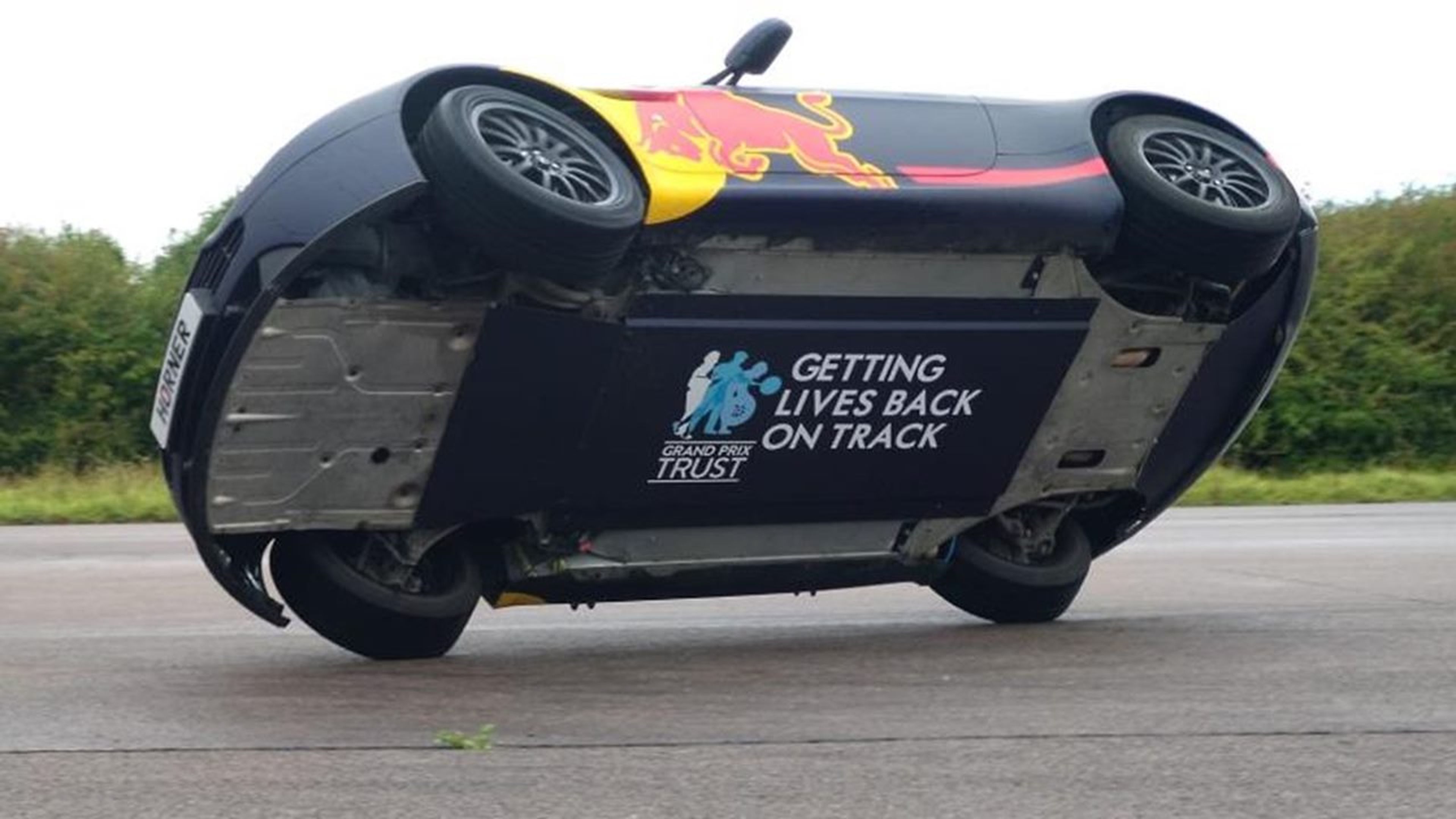 Christian Horner a dos ruedas con un Aston Martin