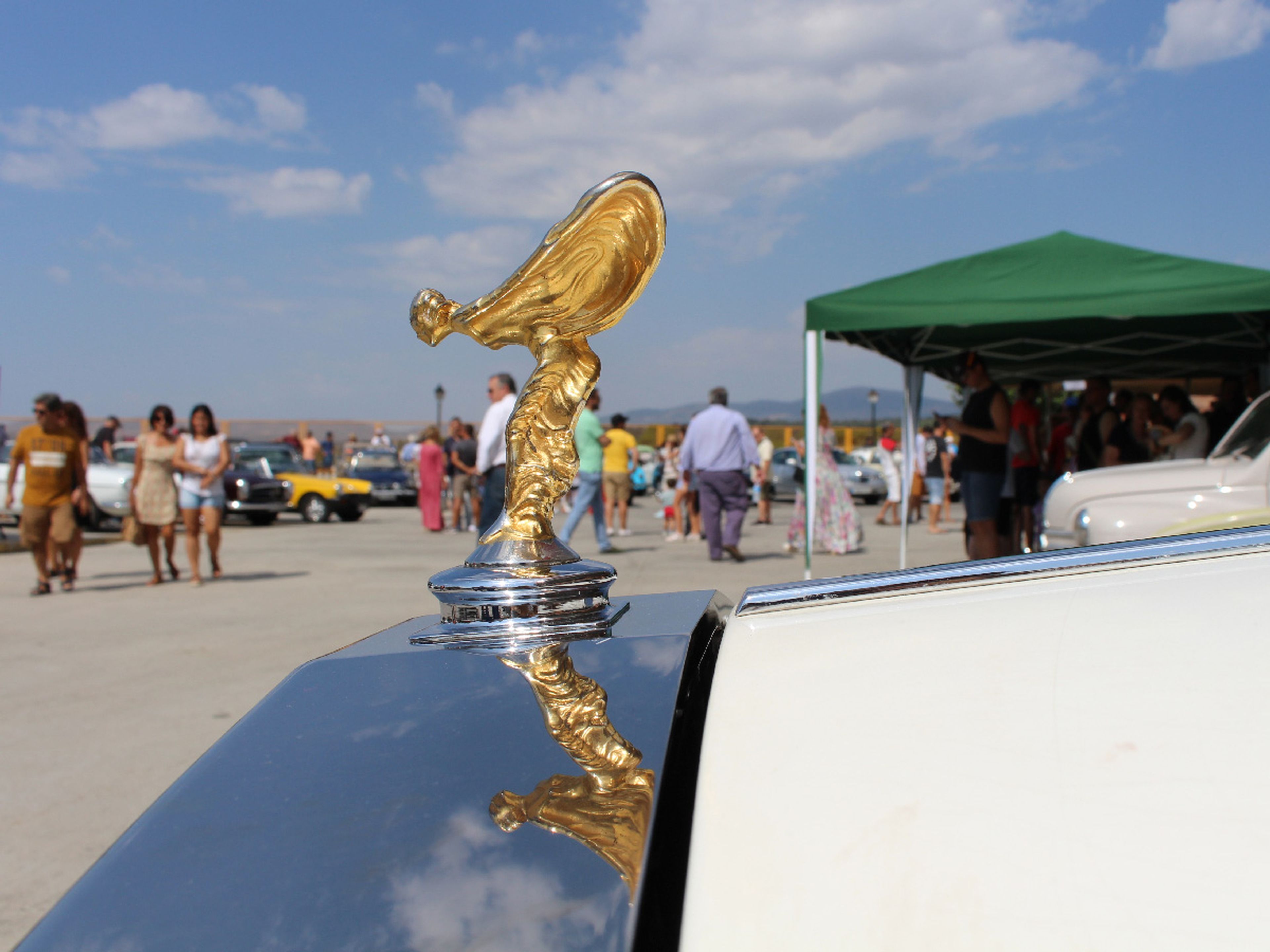 El 'Espíritu del Éxtasis' bañado en oro en uno de los dos Rolls-Royce de la concentración.