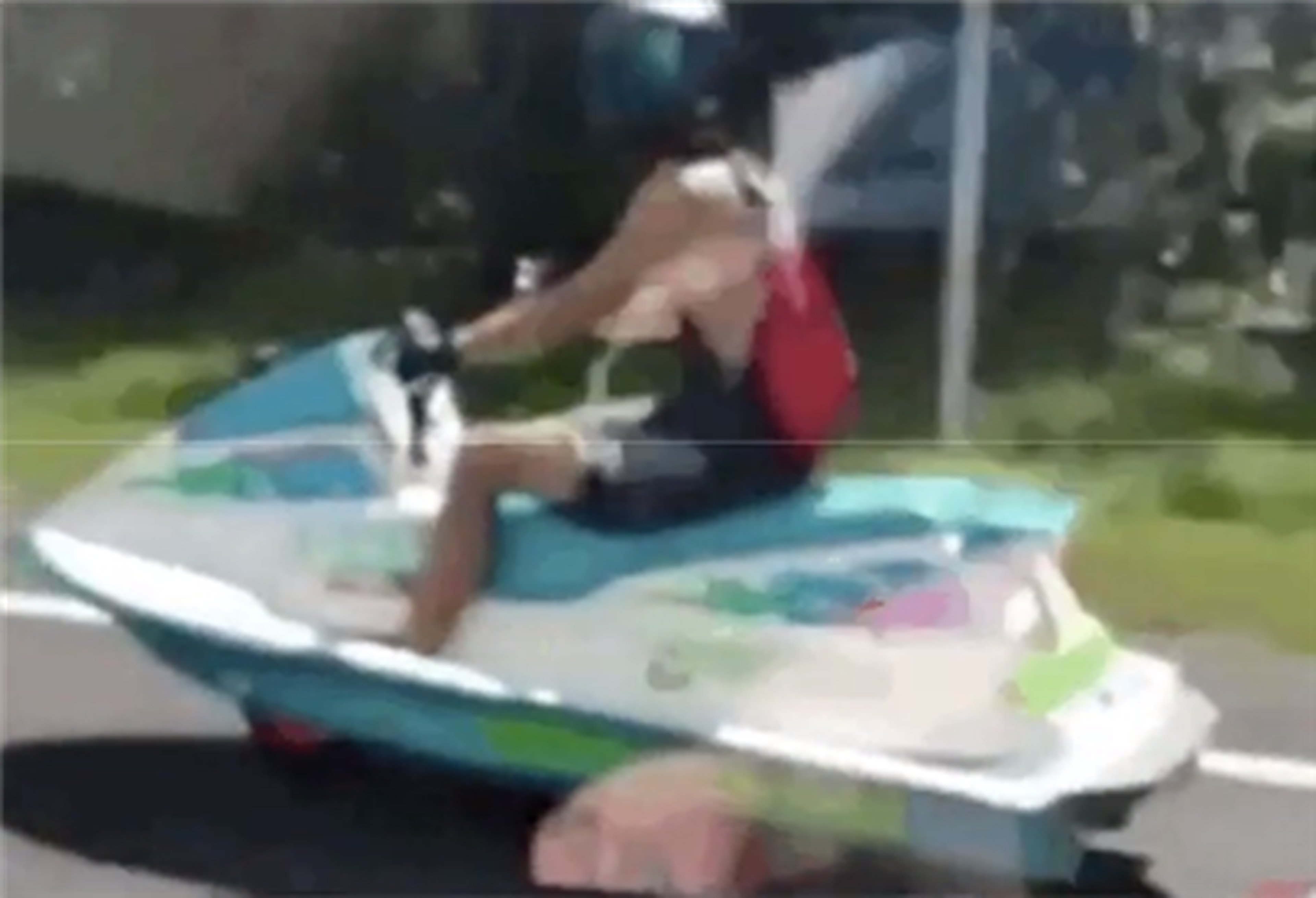 VÍDEO: Un chico conduce una moto de agua con ruedas por la carretera