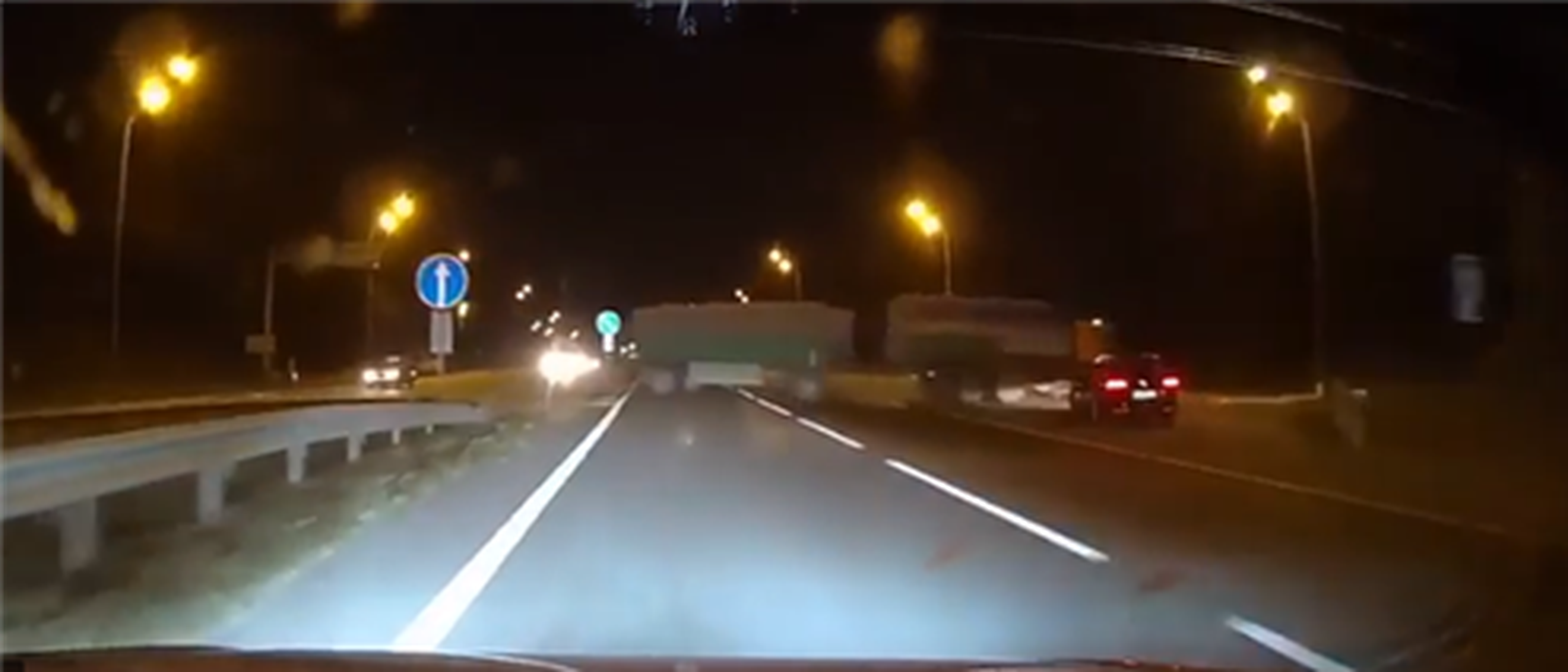VÍDEO: Un coche choca contra un camión a toda velocidad