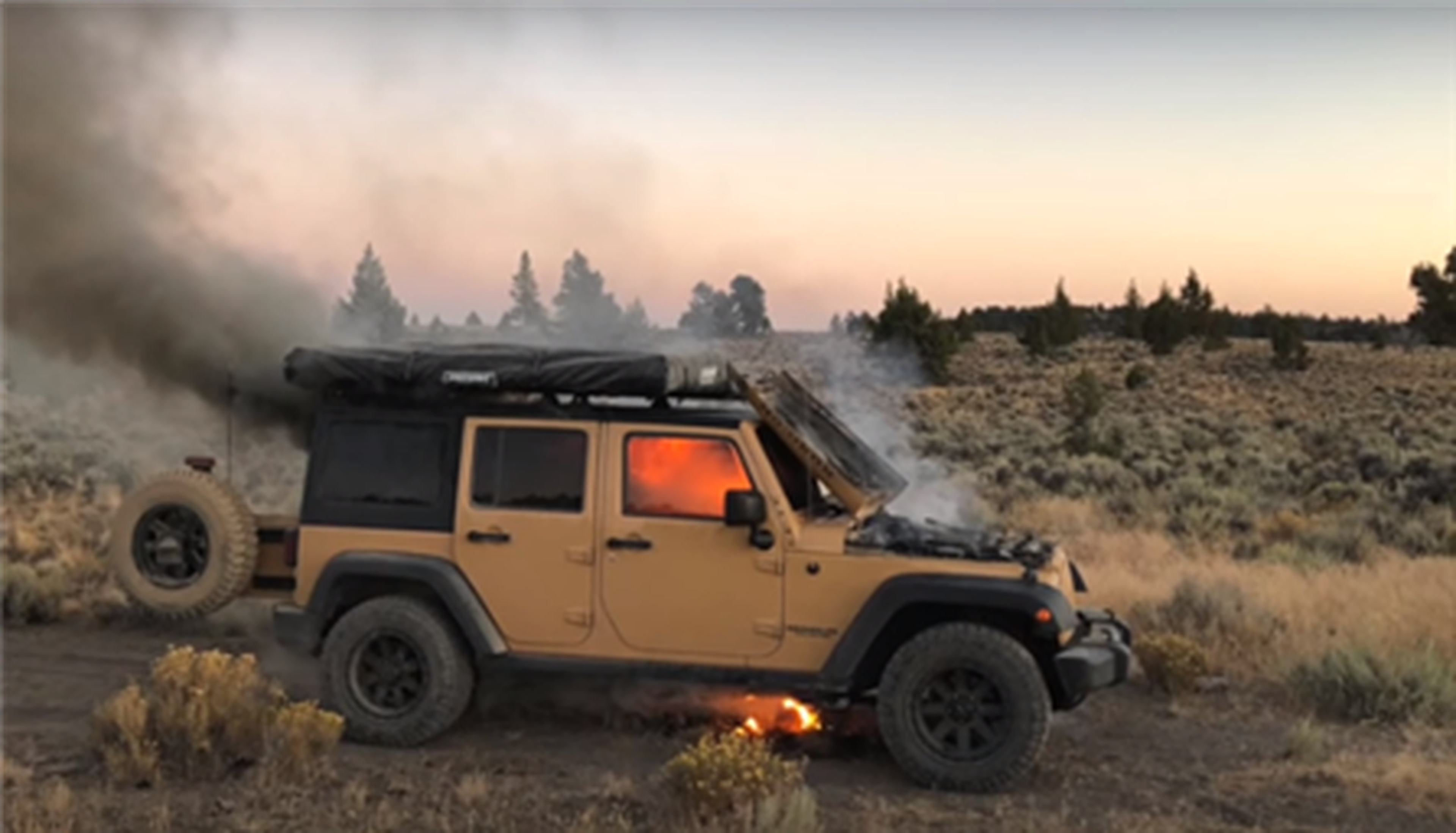 Un 'youtuber' sufre el incendio de su Wrangler en mitad de un desierto