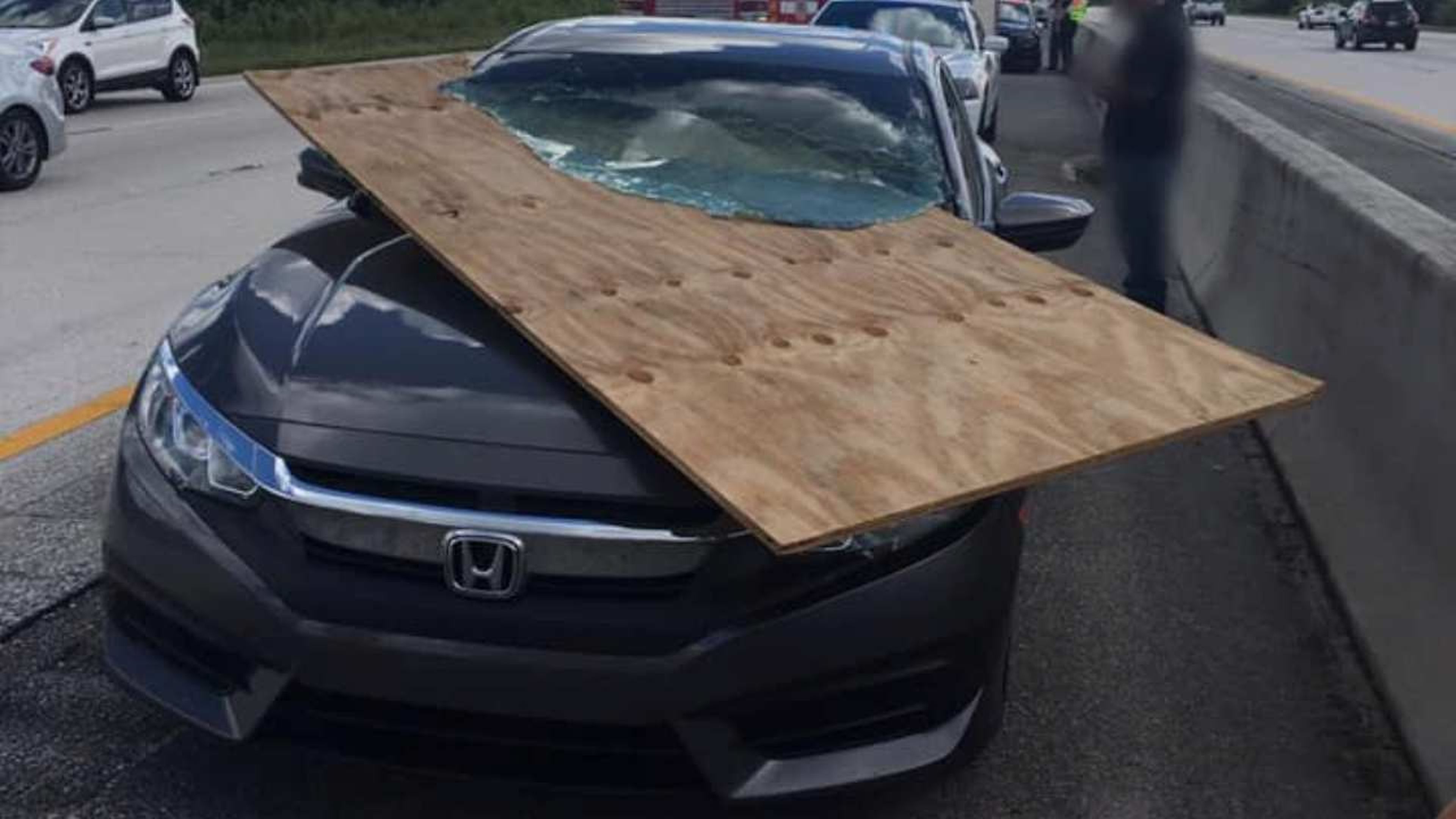accidente plancha madera Honda Civic