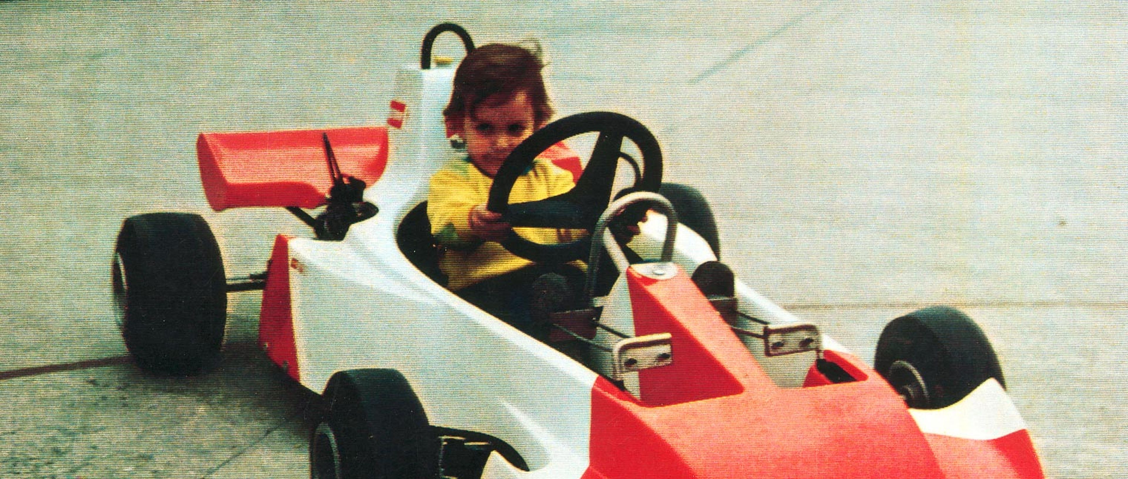 Alonso, en el kart construido por su padre para su hermana Lorena.