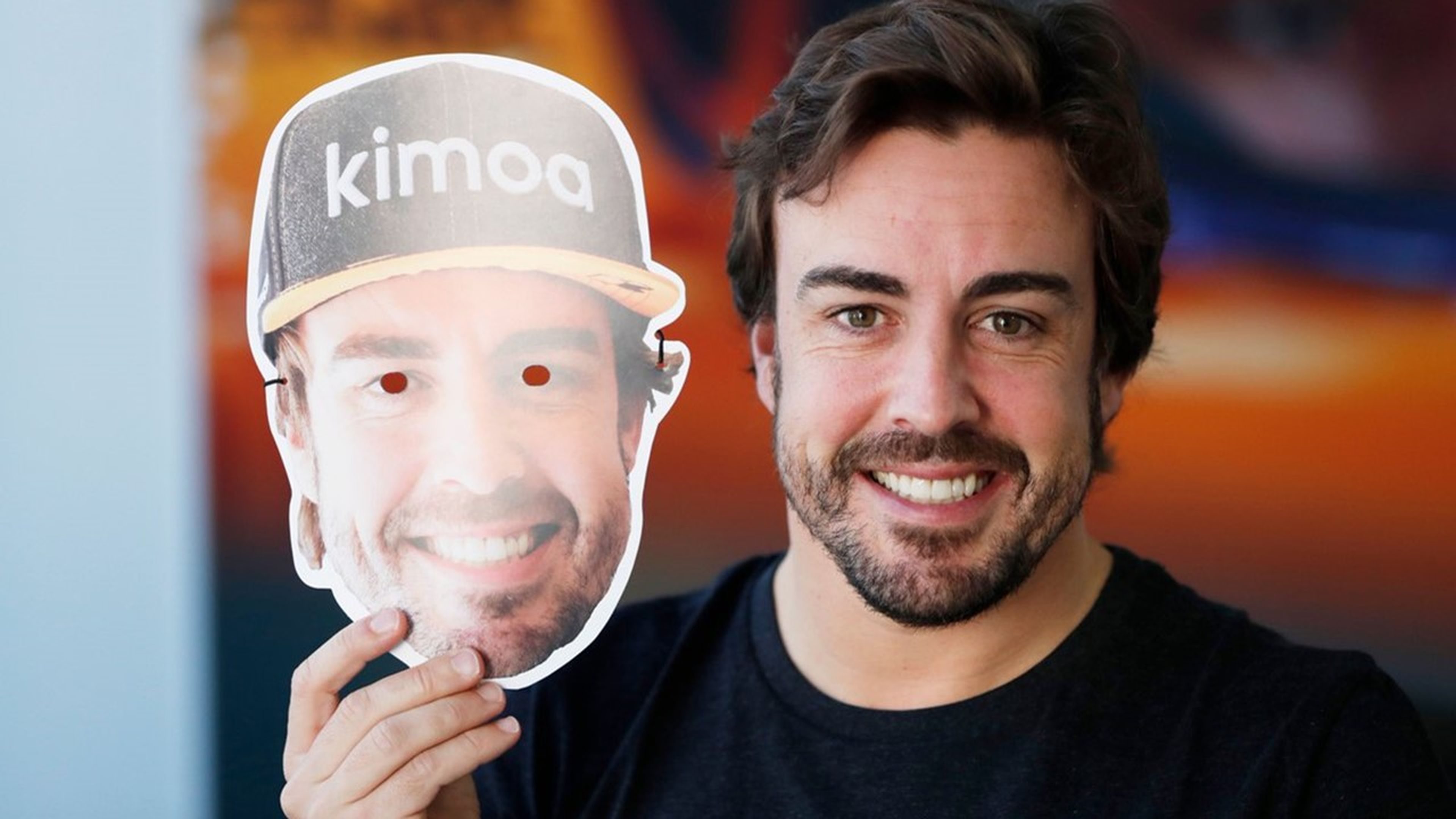 Alonso con su máscara en México