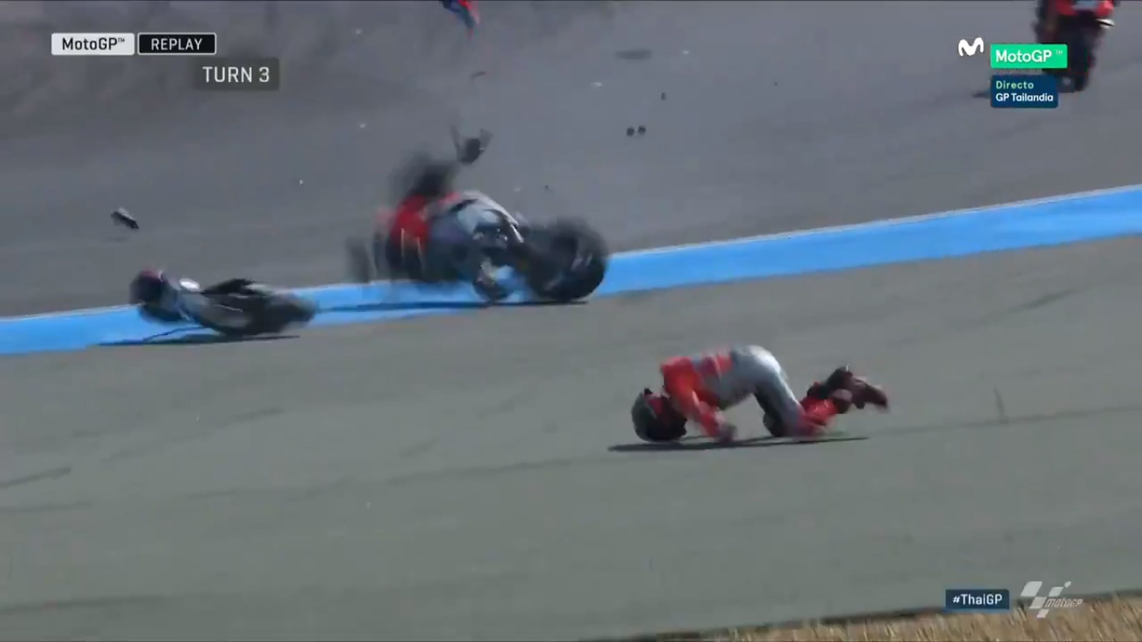 Brutal caída de Lorenzo y su moto se parte por la mitad