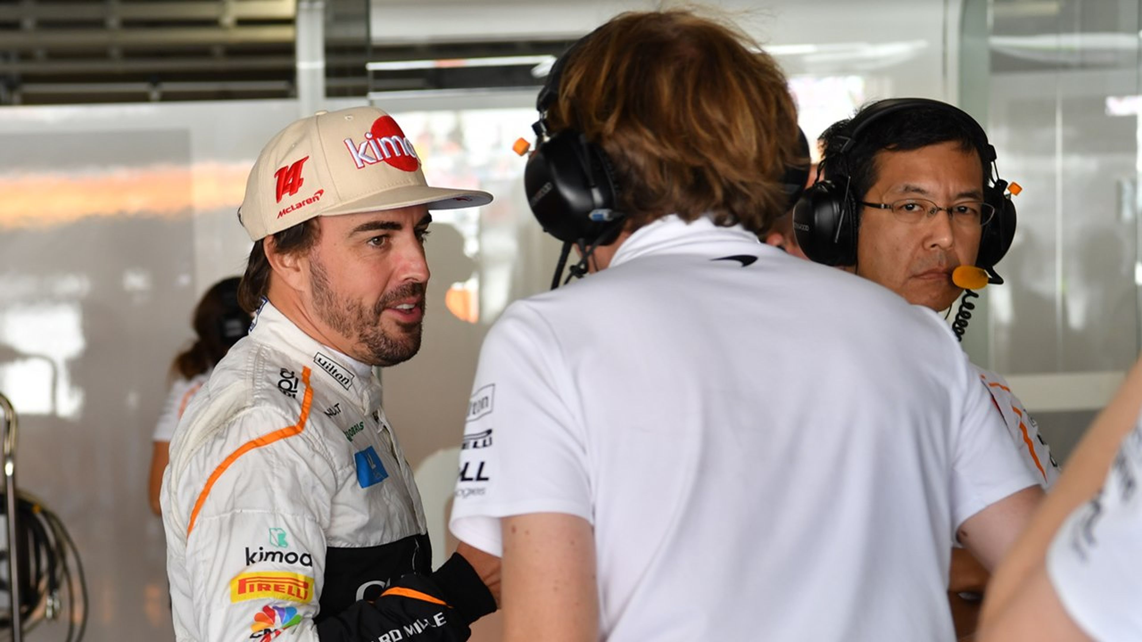 Fernando Alonso en el box de Japón
