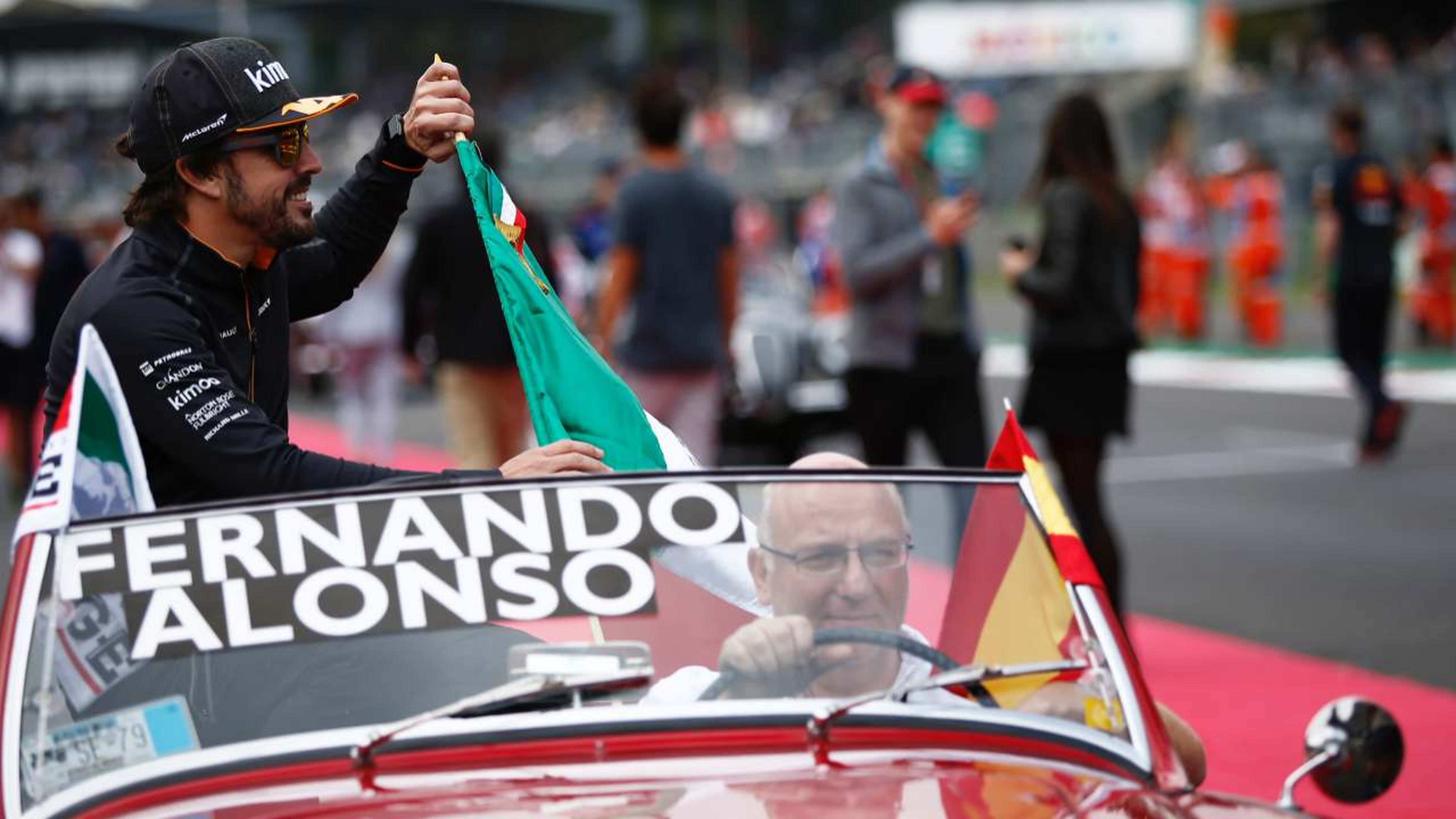 Fernando Alonso en el drivers parade de México