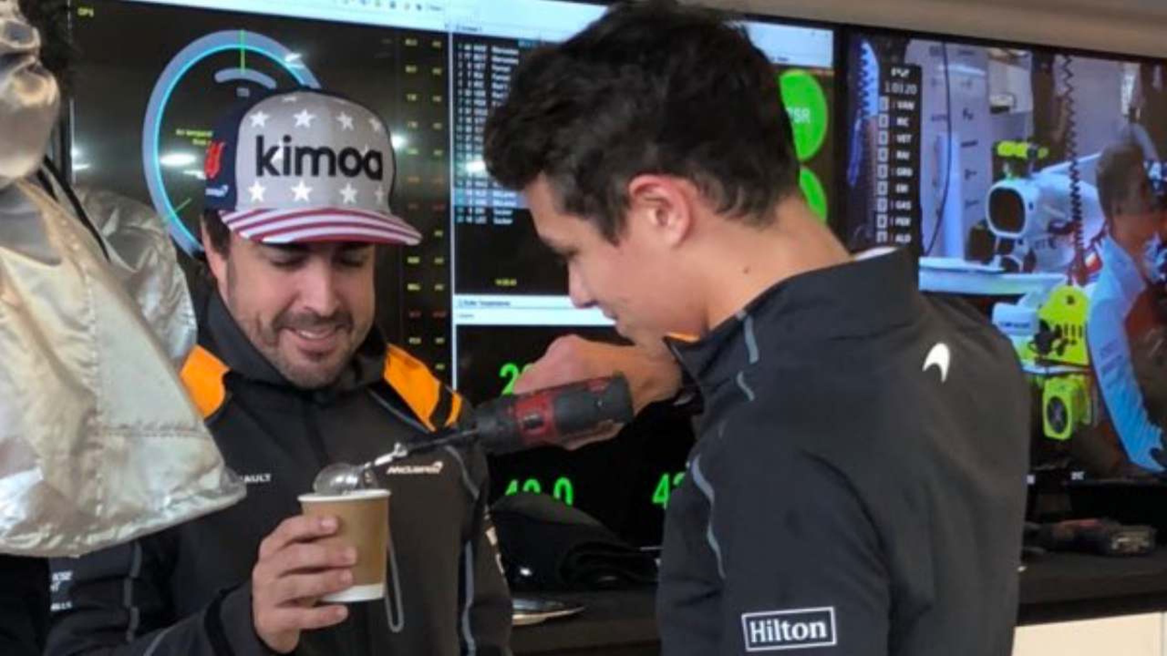 Lando Norris prepara un café a Fernando Alonso